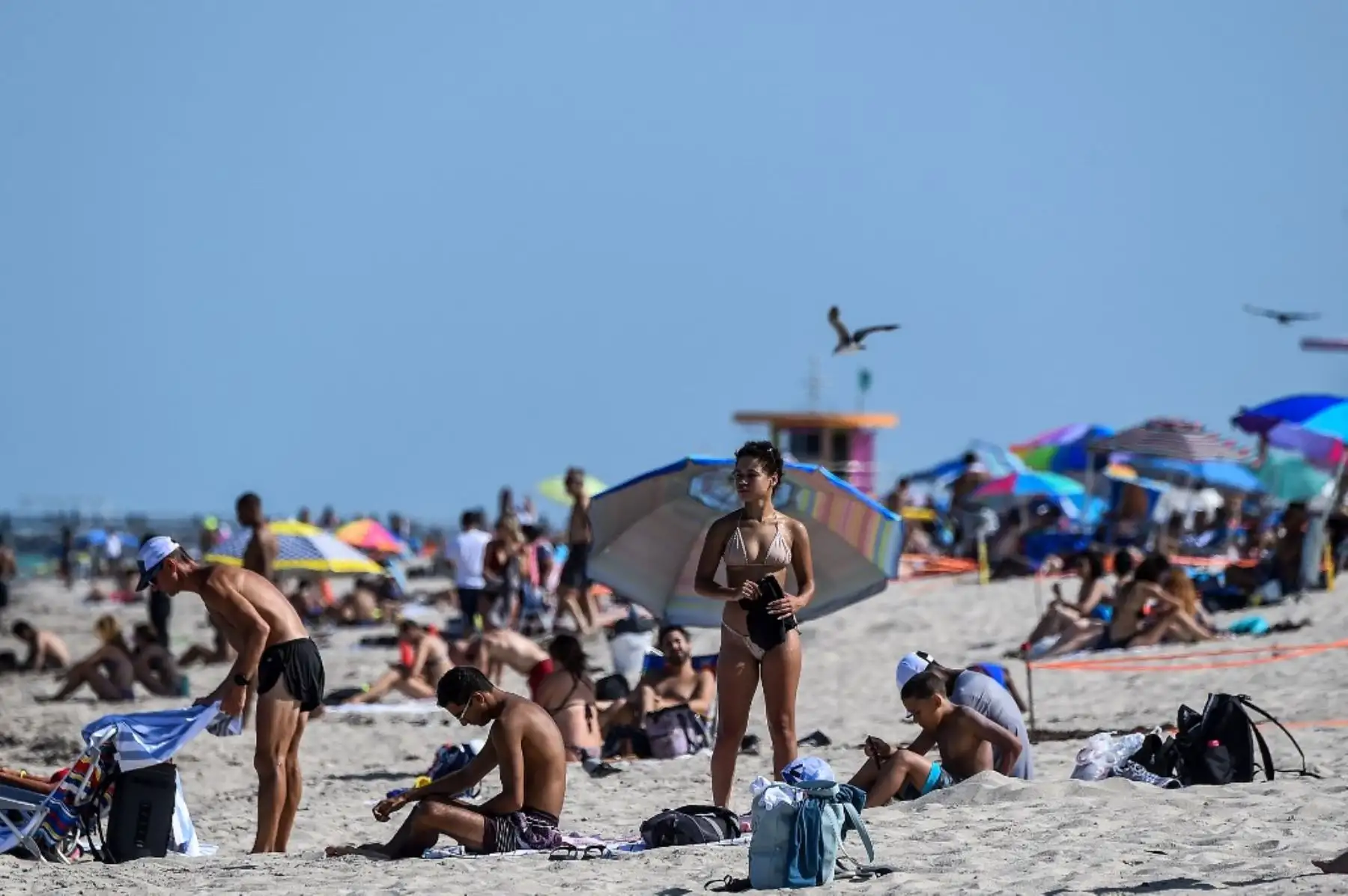 La gente se relaja en Miami Beach, Florida en medio de la pandemia del coronavirus covid-19. Foto: AFP