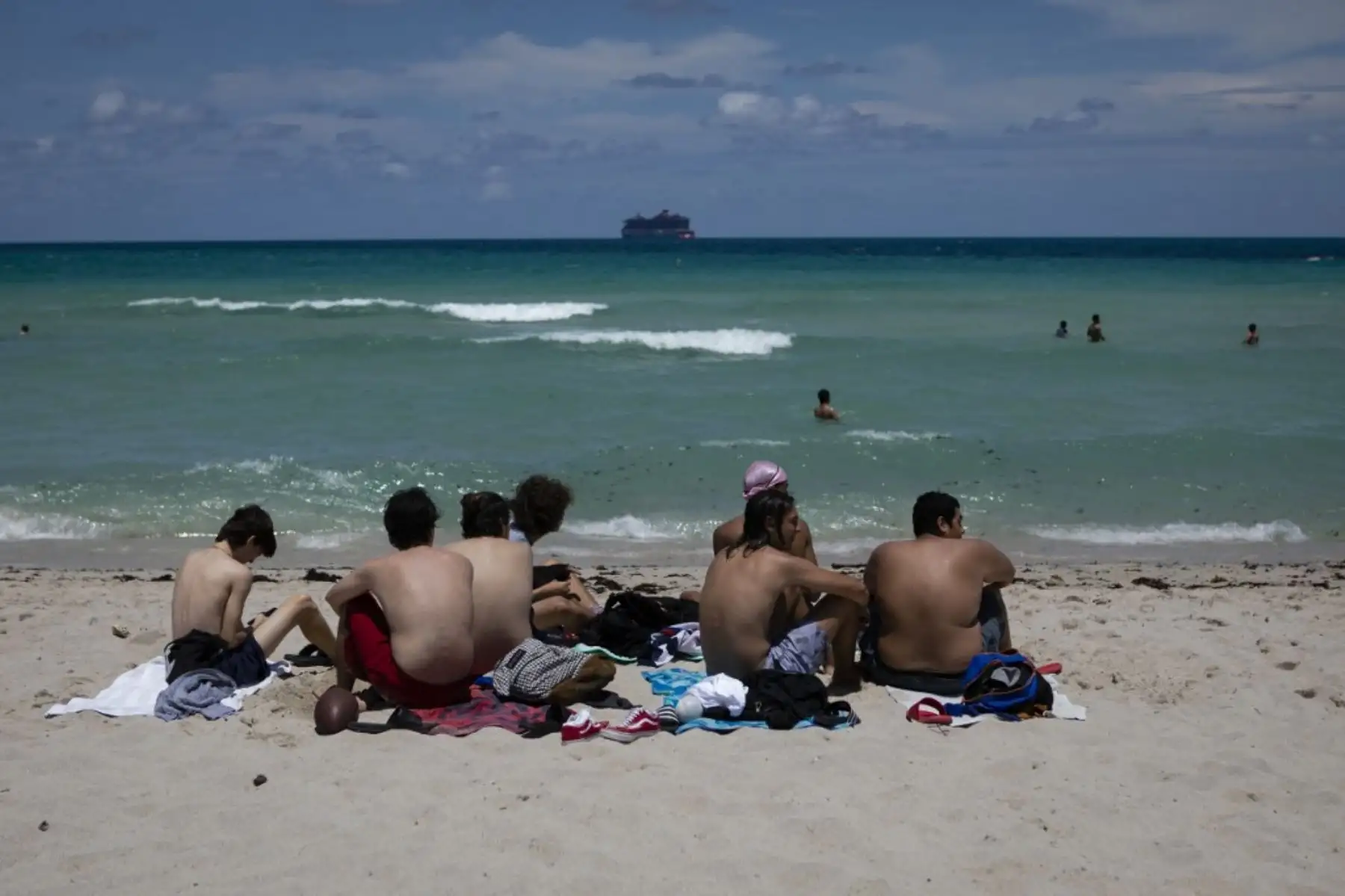 Bañistas toman el sol en Miami Beach, Florida. Foto: AFP