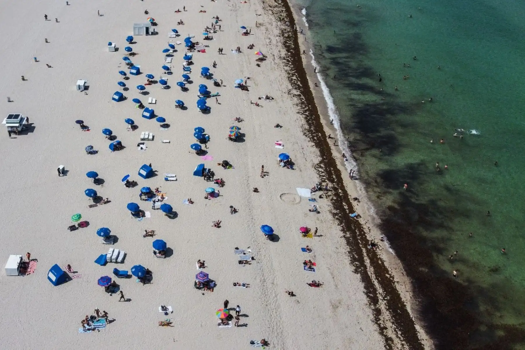 Una vista aérea muestra a personas en la arena en Miami Beach, Florida. Foto: AFP