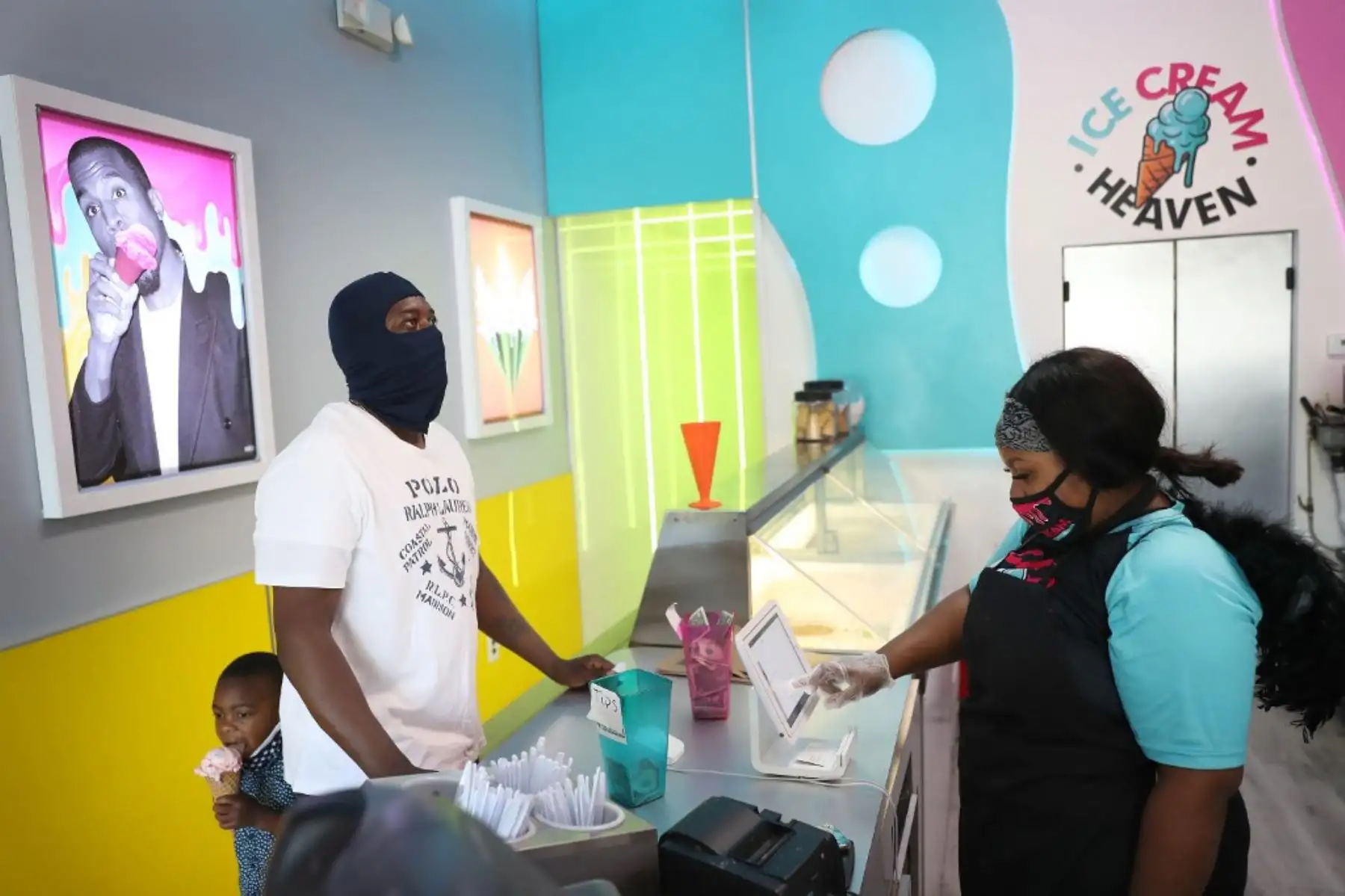 Un padre y su hijo compran helados en una tienda en Miami. Foto: AFP