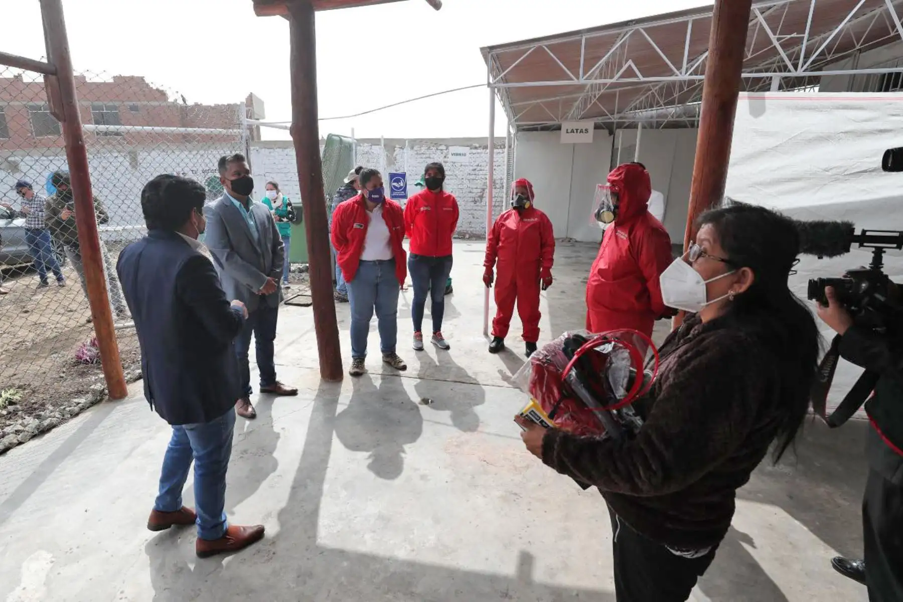 Ministra de Ambiente, Fabiola Muñoz, supervisó planta de reciclaje tras su reinicio en el distrito de Santa Rosa. La acompañan la viceministra Lies Linares, el ingeniero Marino Morikawa y alcalde de Santa Rosa, Alan Carrasco. Se realizó una verificación del cumplimiento de los protocolos de seguridad de peligro y salubridad. Foto: ANDINA/Minam