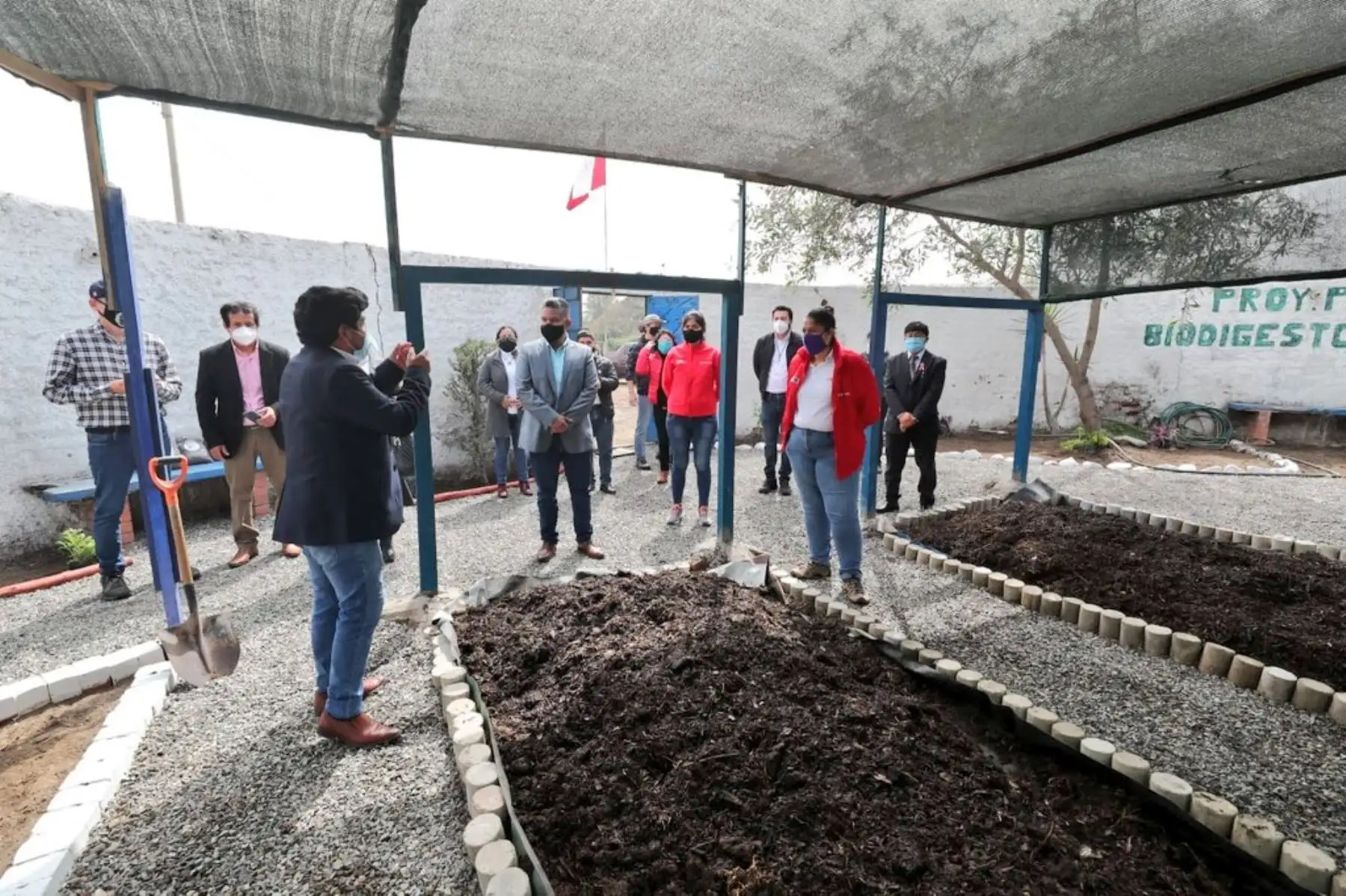 Ministra de Ambiente, Fabiola Muñoz, supervisó planta de reciclaje tras su reinicio en el distrito de Santa Rosa. La acompañan la viceministra Lies Linares, el ingeniero Marino Morikawa y alcalde de Santa Rosa, Alan Carrasco. Se realizó una verificación del cumplimiento de los protocolos de seguridad de peligro y salubridad. Foto: ANDINA/Minam