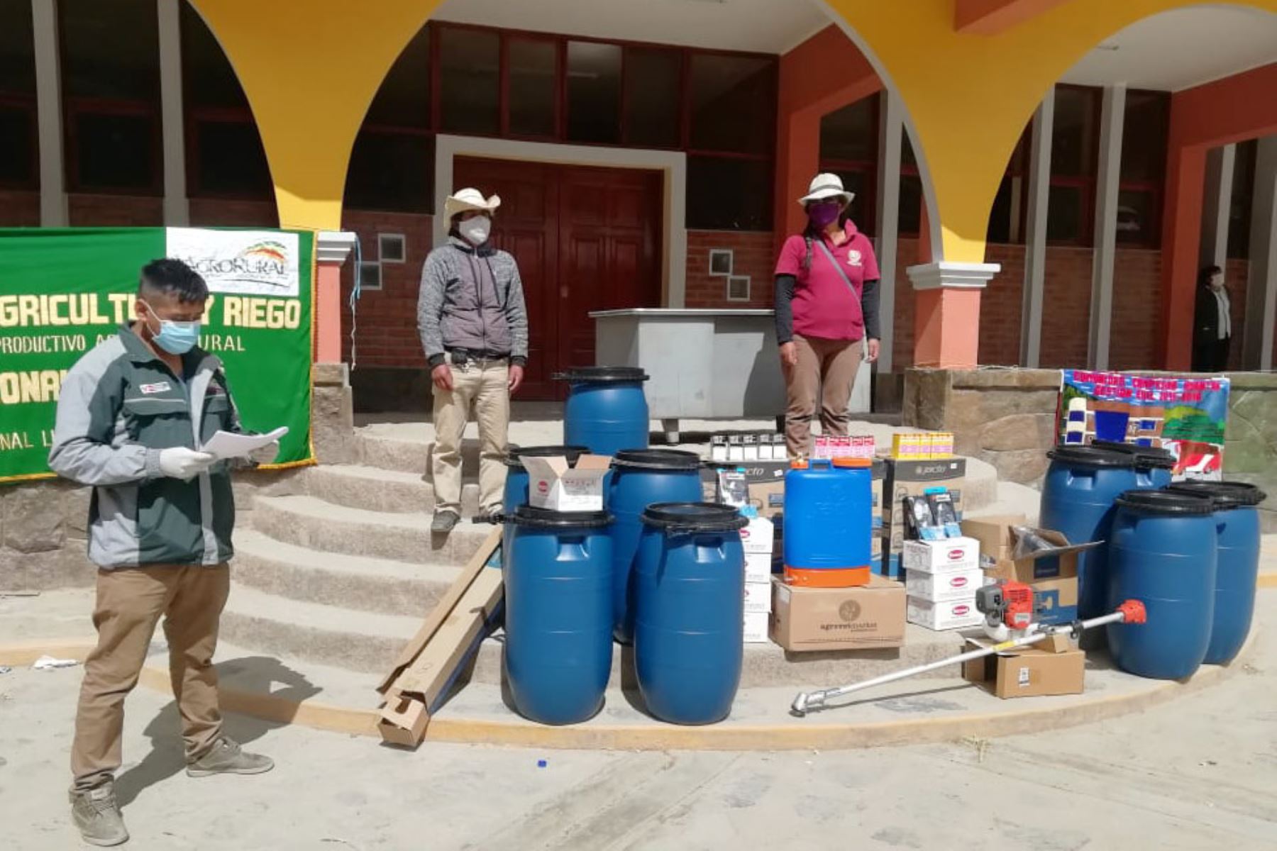 Productores ganaderos de las provincias de Yauyos y Cajatambo recibieron kits veterinarios por las bajas temperaturas. Foto: ANDINA/Difusión