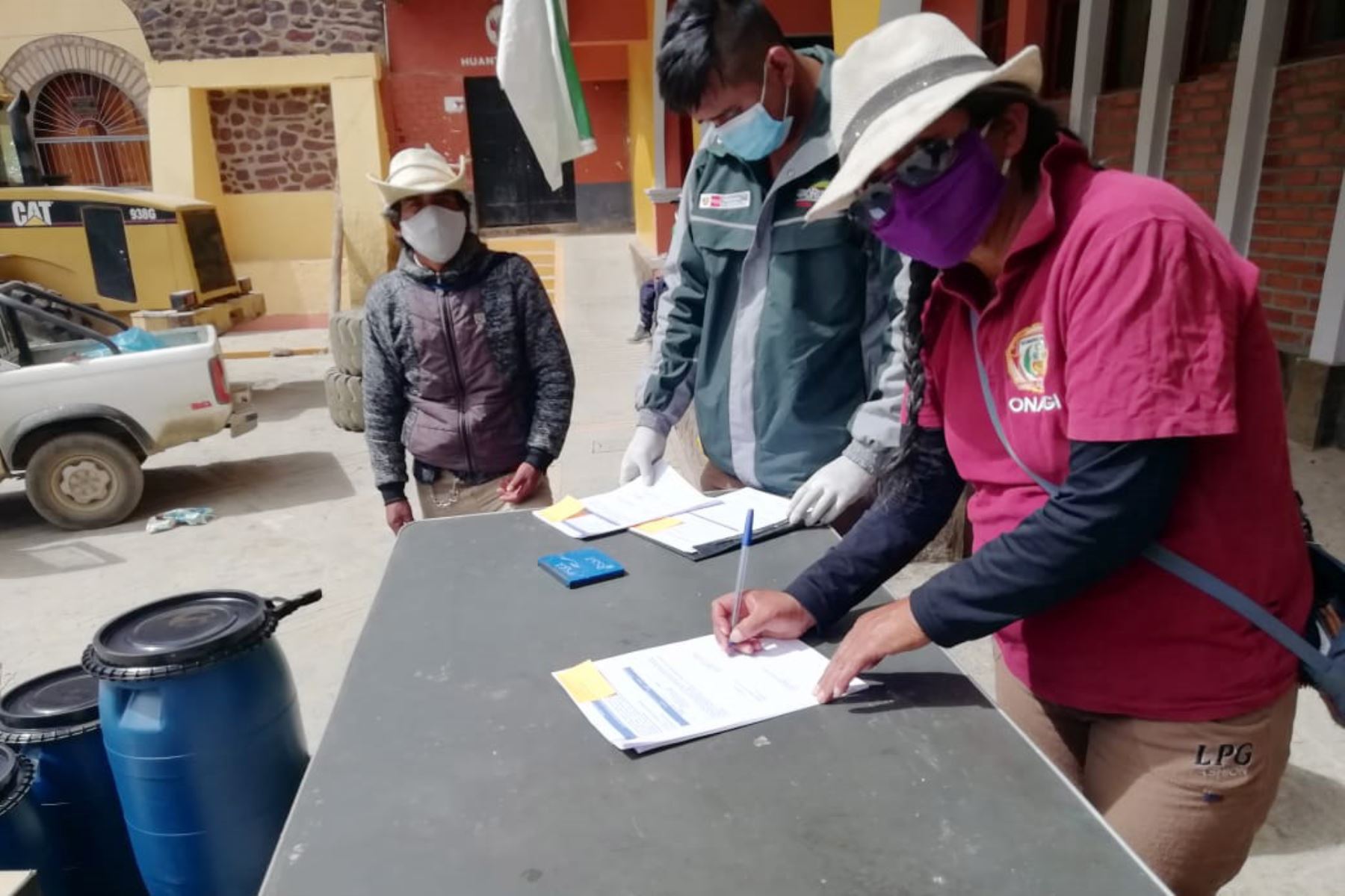 Productores ganaderos de las provincias de Yauyos y Cajatambo recibieron kits veterinarios por las bajas temperaturas. Foto: ANDINA/Difusión