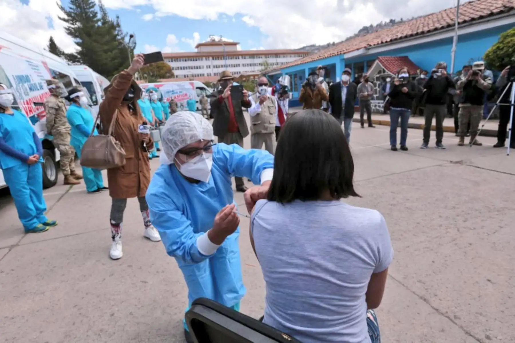 El Minsa y la Diresa Cusco lanzan la actividad  “Vacuna Móvil Regional", compuesto por unidades móviles de vacunación que trasladarán a las brigadas para inmunizar a la población que habita en lugares alejados.
Foto: Minsa
