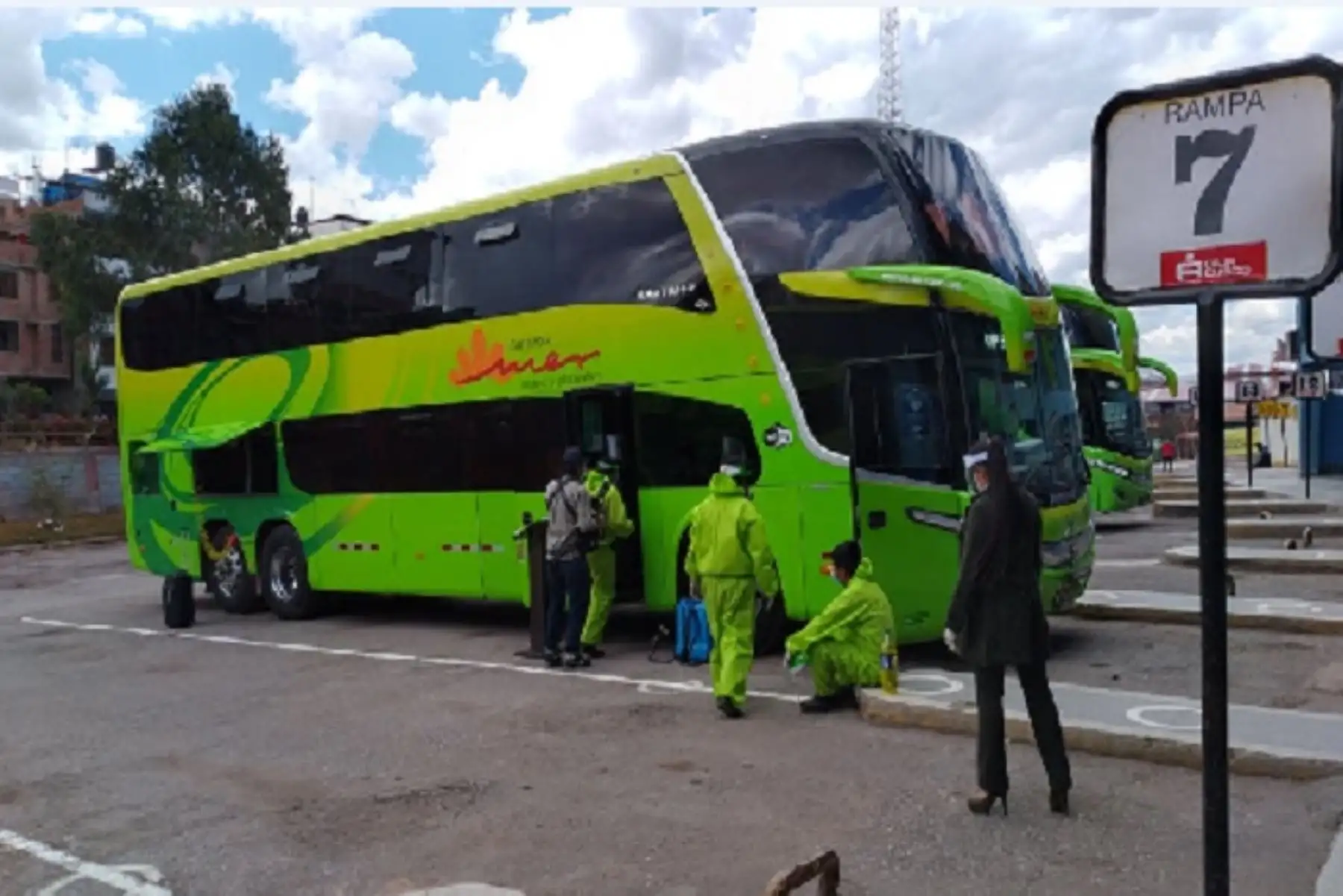 El servicio de transporte interprovincial de pasajeros se reanudó hoy en todo el pais, con excepción de las regiones Áncash, Arequipa, Huánuco, Ica, Junín, Madre de Dios y San Martín, que permanecen con cuarentena focalizada debido a que presentan altos niveles de contagio de covid-19. ANDINA/Difusión