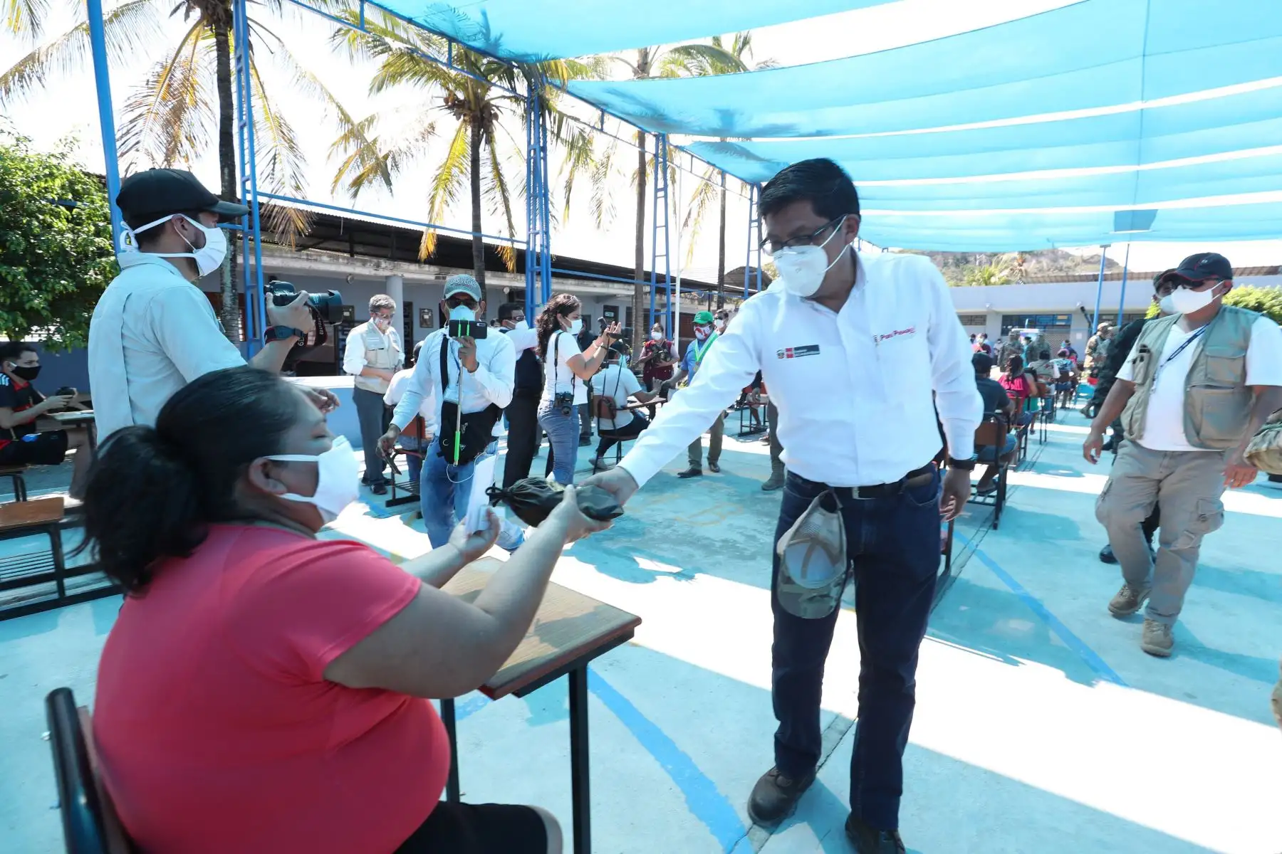 Como parte de la Acción Cívica que se realiza en la región Amazonas, el premier Vicente Zeballos visita el coliseo del Colegio Inmaculada de Bagua y constata la atención que recibe la población por parte del personal de salud y equipo multisectorial del Estado.
Foto: PCM