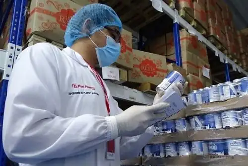 Personal de Qali Warma verifica la calidad e inocuidad de los alimentos que distribuye el programa a población en situación vulnerable por covid-19.