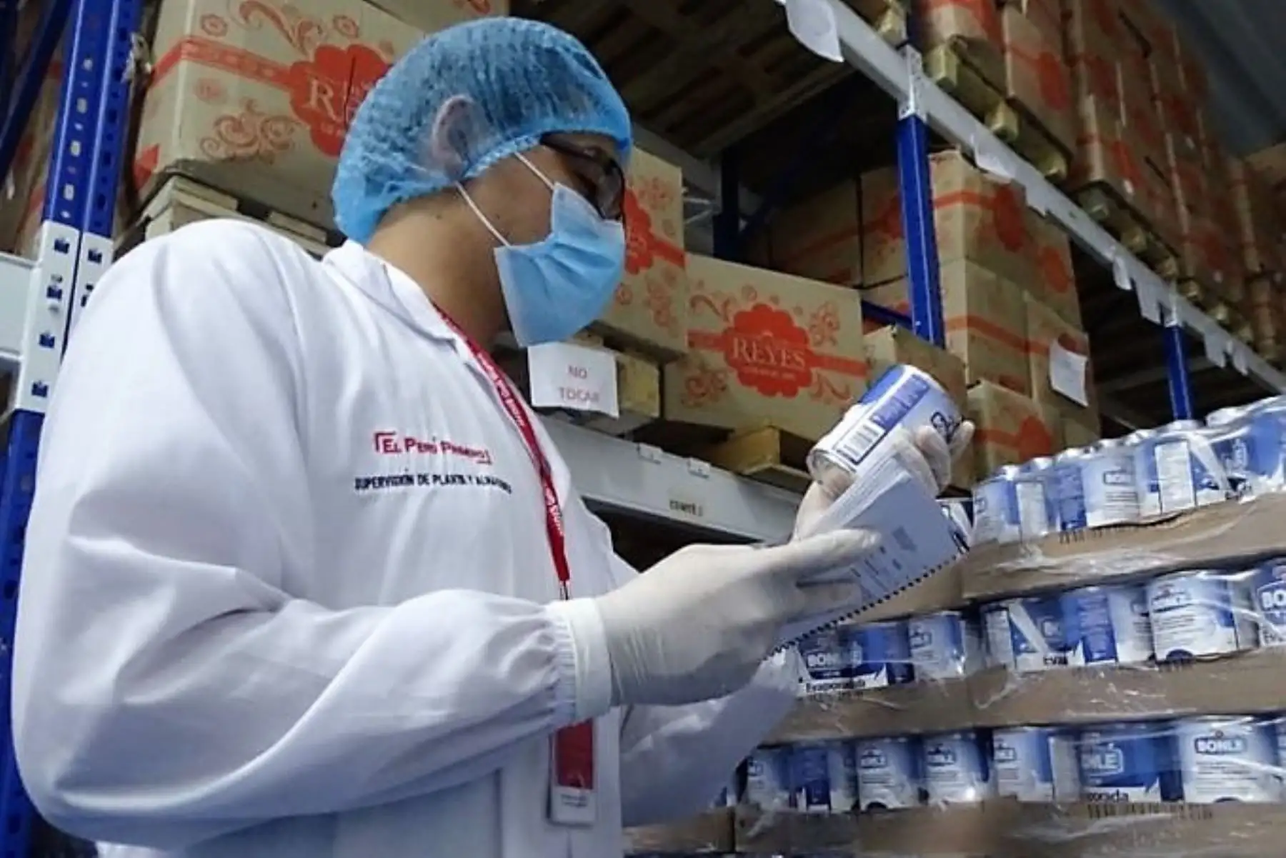 Personal de Qali Warma verifica la calidad e inocuidad de los alimentos que distribuye el programa a población en situación vulnerable por covid-19.