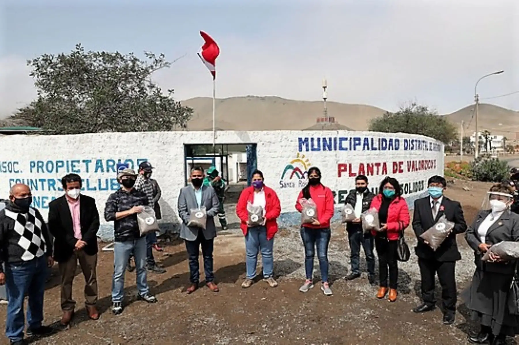 La ministra del Ambiente, Fabiola Muñoz, visitó planta de compostaje en el distrito de Santa Rosa, al norte de Lima. Foto: ANDINA/Difusión.