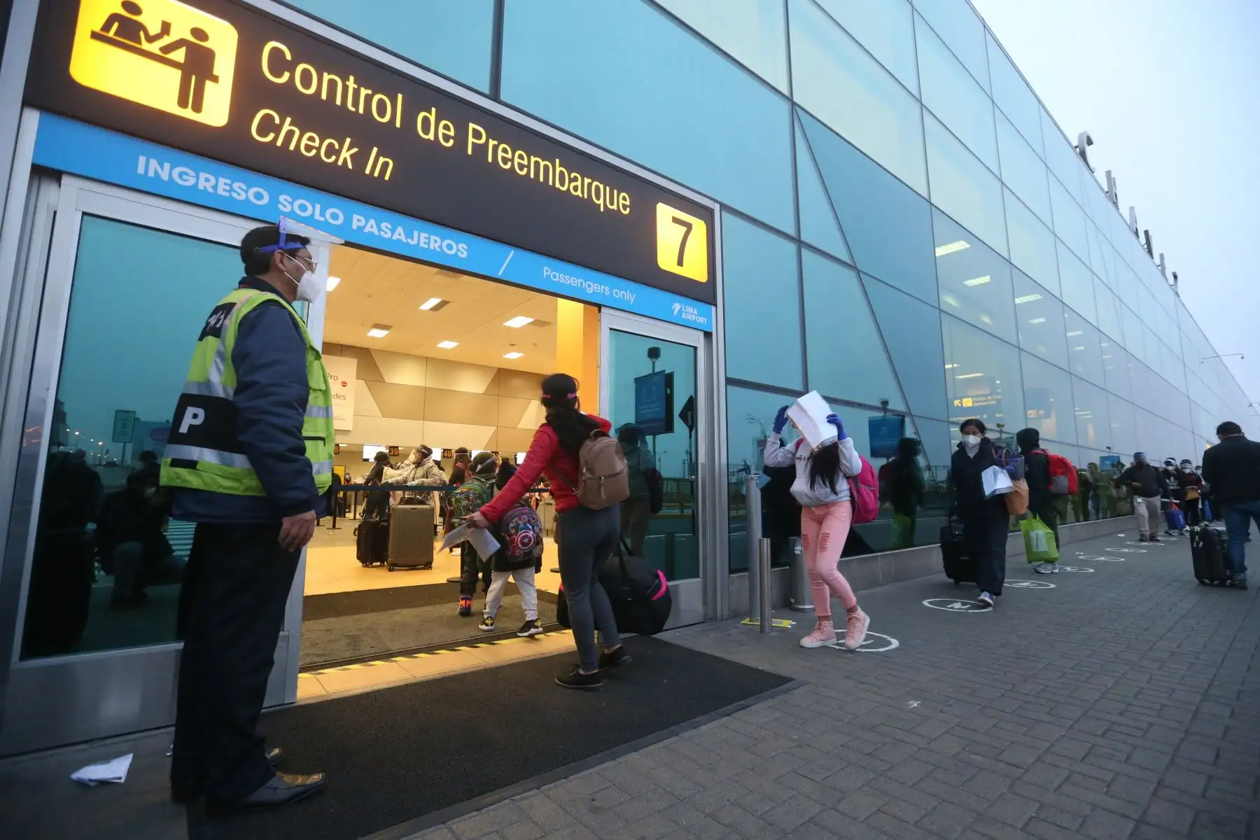 Ciudadanos asisten al aeropuerto internacional Jorge Chávez , tras el reinicio de vuelos nacionales como parte de la tercera fase de la reactivación económica.Foto: ANDINA/Jhonel Rodríguez Robles