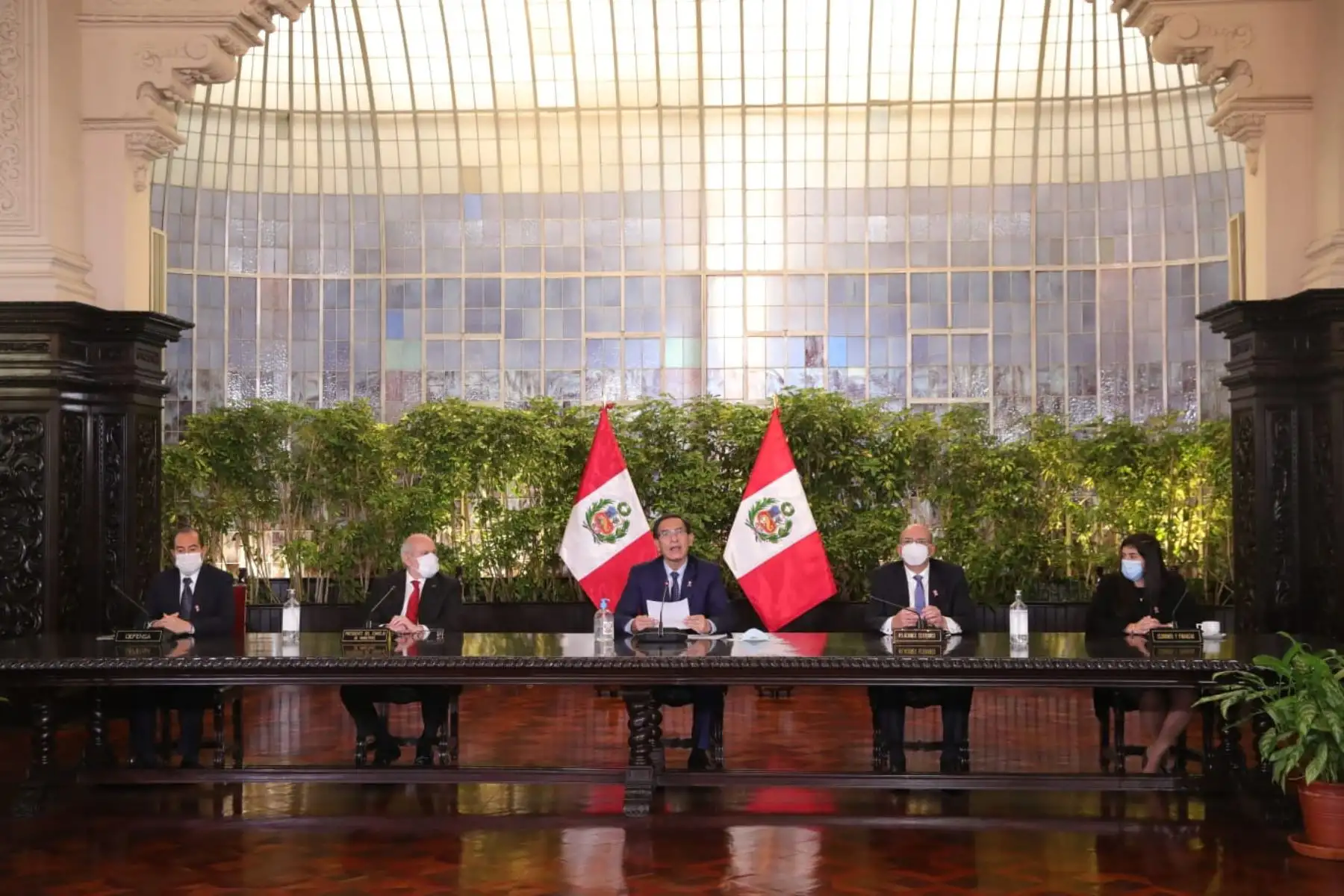 Presidente de la República, Martín Vizcarra, brinda un pronunciamiento acompañado por su Consejo de Ministros.Foto: ANDINA/ Prensa Presidencia