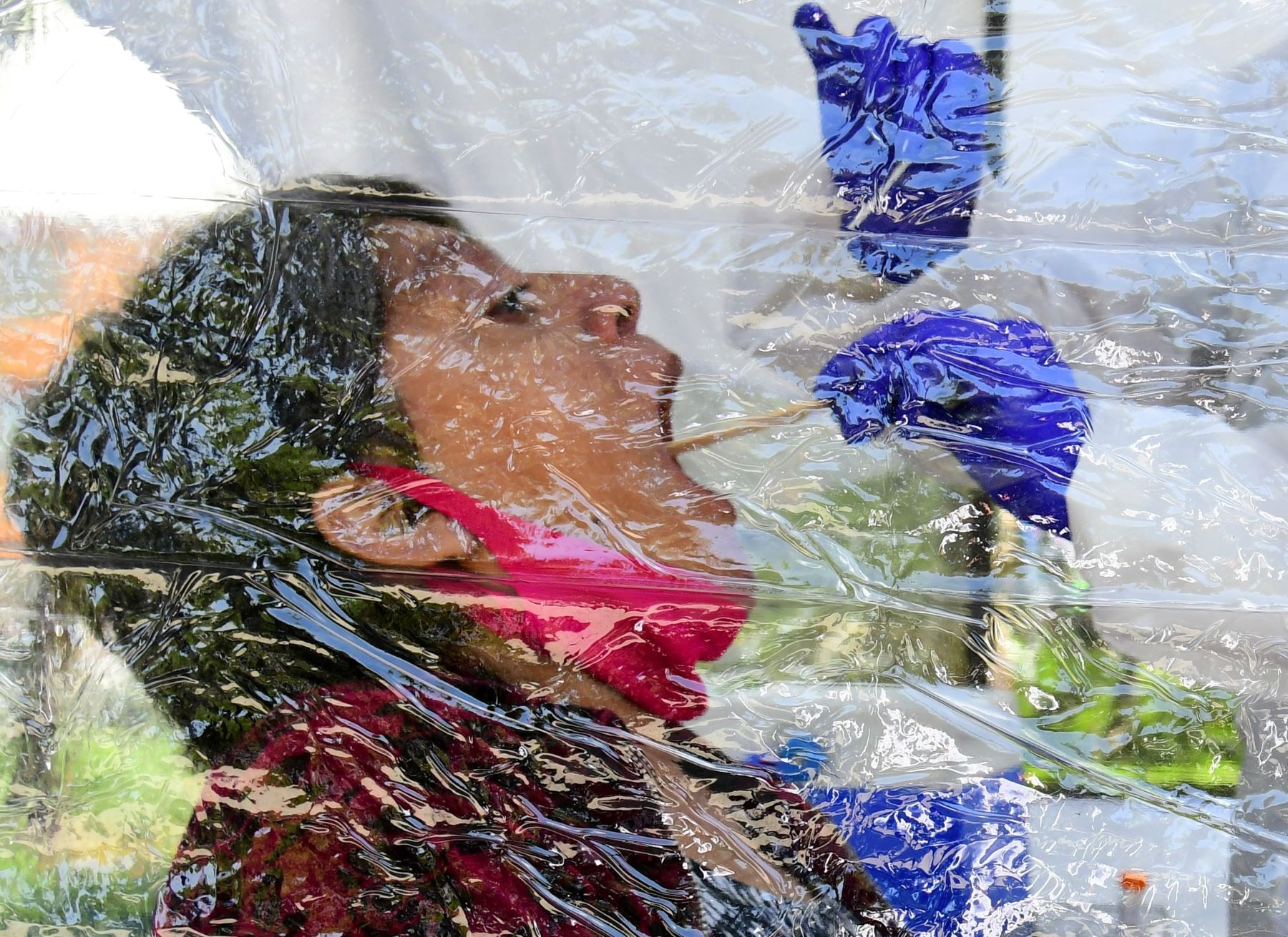 Una mujer se somete este miércoles a una prueba del covid-19, en un módulo instalado en un parque en Ciudad de México (México). Foto: EFE