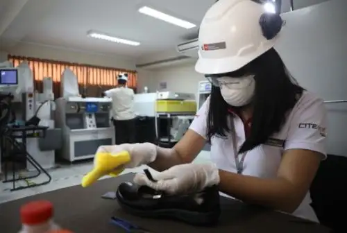 El CITE Cuero y Calzado Trujillo tiene como objetivo apoyar las acciones de transferencia tecnológica, capacitación, asistencia técnica y asesoría especializada a las unidades de negocios para la adopción de nuevas tecnologías, con el fin de aumentar su competitividad, optimización de procesos, capacidad de innovación y desarrollo de productos mejorados.