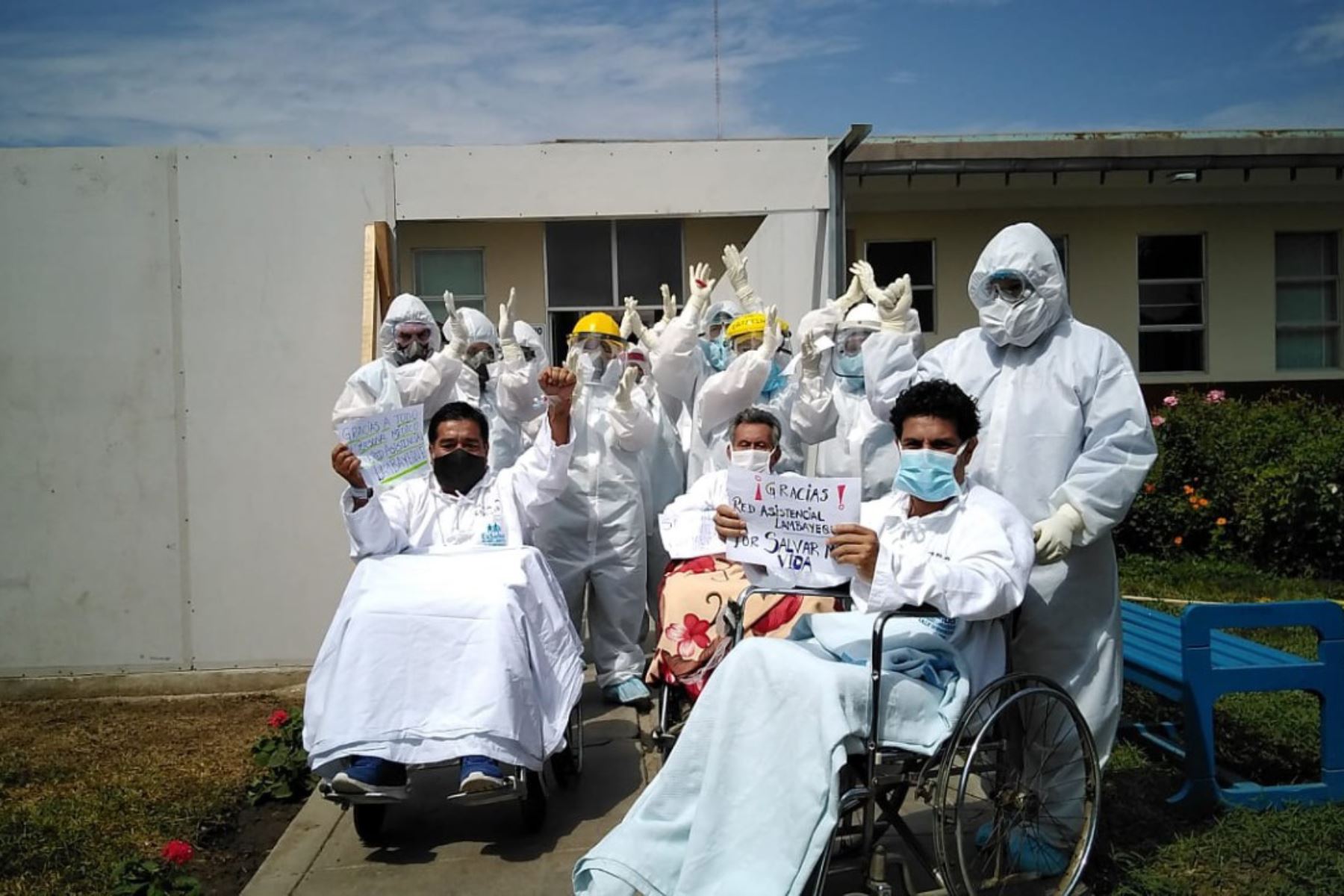 Tres pacientes recuperados del covid-19 fueron dados de alta del Hospital Almanzor Aguinaga Asenjo de Chiclayo. Foto: ANDINA/Difusión