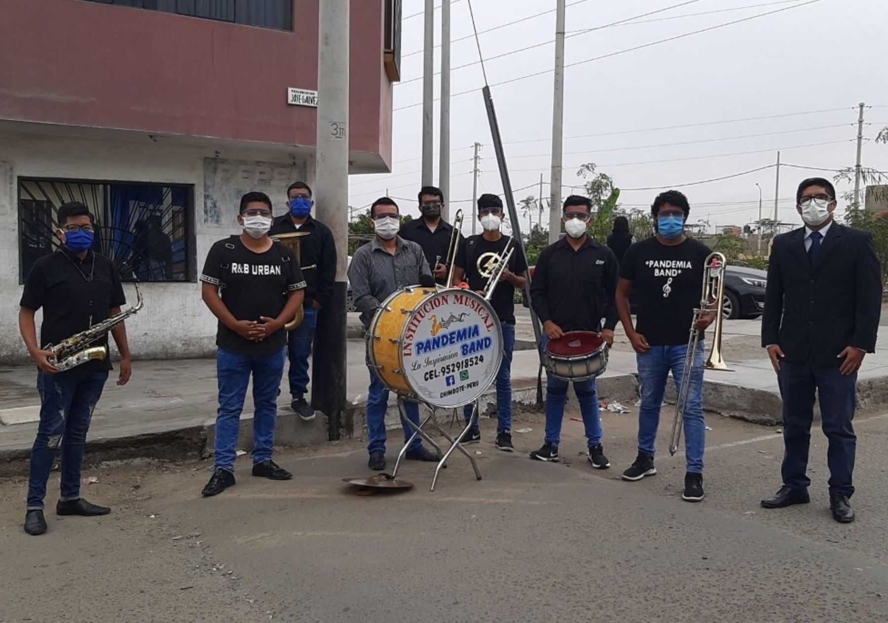 Conoce a la “Pandemia Band”, el grupo musical integrado por siete jóvenes que alegra las calles de Chimbote con cumbias, huainos y marineras. ANDINA/Difusión