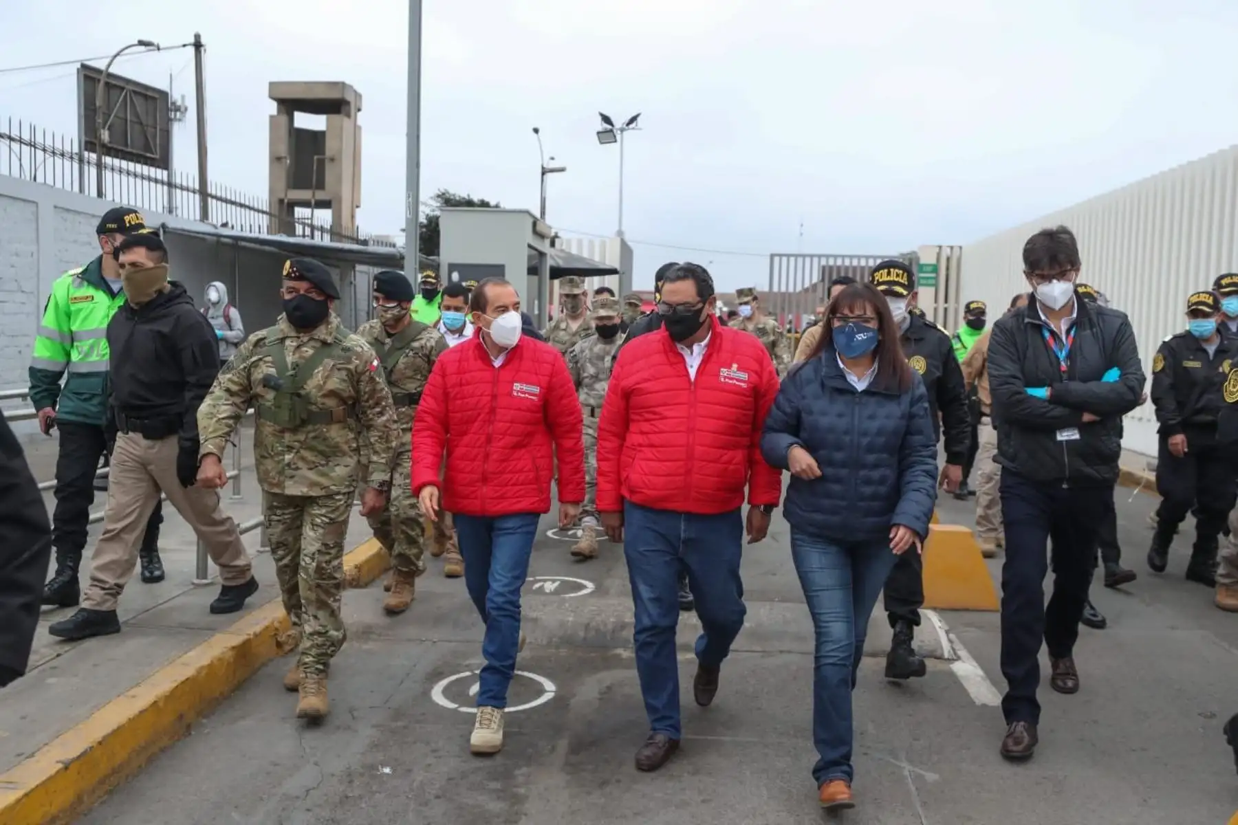 Operativo de control de las Fuerzas Armadas y Policía Nacional en el terminal aéreo a las medidas de bioseguridad de los viajeros, manifestó que en esta reanudación de las operaciones de los vuelos a las regiones menos afectadas por la pandemia se busca evitar aglomeraciones de personas.
