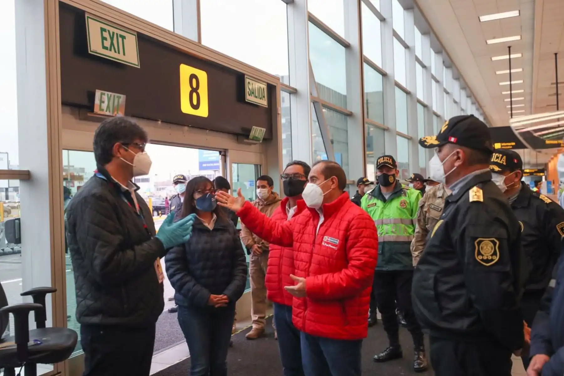 Ministro de Defensa, junto al titular del Ministerio de Interior, presidenta de la ATU y el jefe del CCFFAA, supervisa el operativo de las FF.AA. y la Policía nacional para verificar el cumplimiento de las medidas de bioseguridad en el ingreso del aeropuerto Jorge Chávez.
Foto: ANDINA/MINDEF