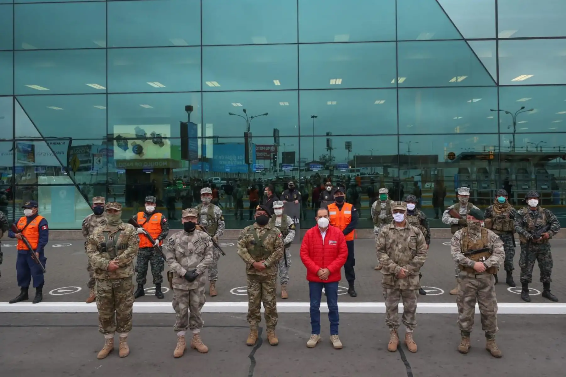 Ministro de Defensa, junto al titular del Ministerio de Interior, presidenta de la ATU y el jefe del CCFFAA, supervisa el operativo de las FF.AA. y la Policía nacional para verificar el cumplimiento de las medidas de bioseguridad en el ingreso del aeropuerto Jorge Chávez.
Foto: ANDINA/MINDEF