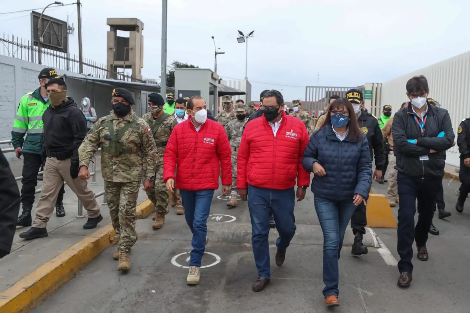Ministro de Defensa, junto al titular del Ministerio de Interior, presidenta de la ATU y el jefe del CCFFAA, supervisa el operativo de las FF.AA. y la Policía nacional para verificar el cumplimiento de las medidas de bioseguridad en el ingreso del aeropuerto Jorge Chávez.
Foto: ANDINA/MINDEF
