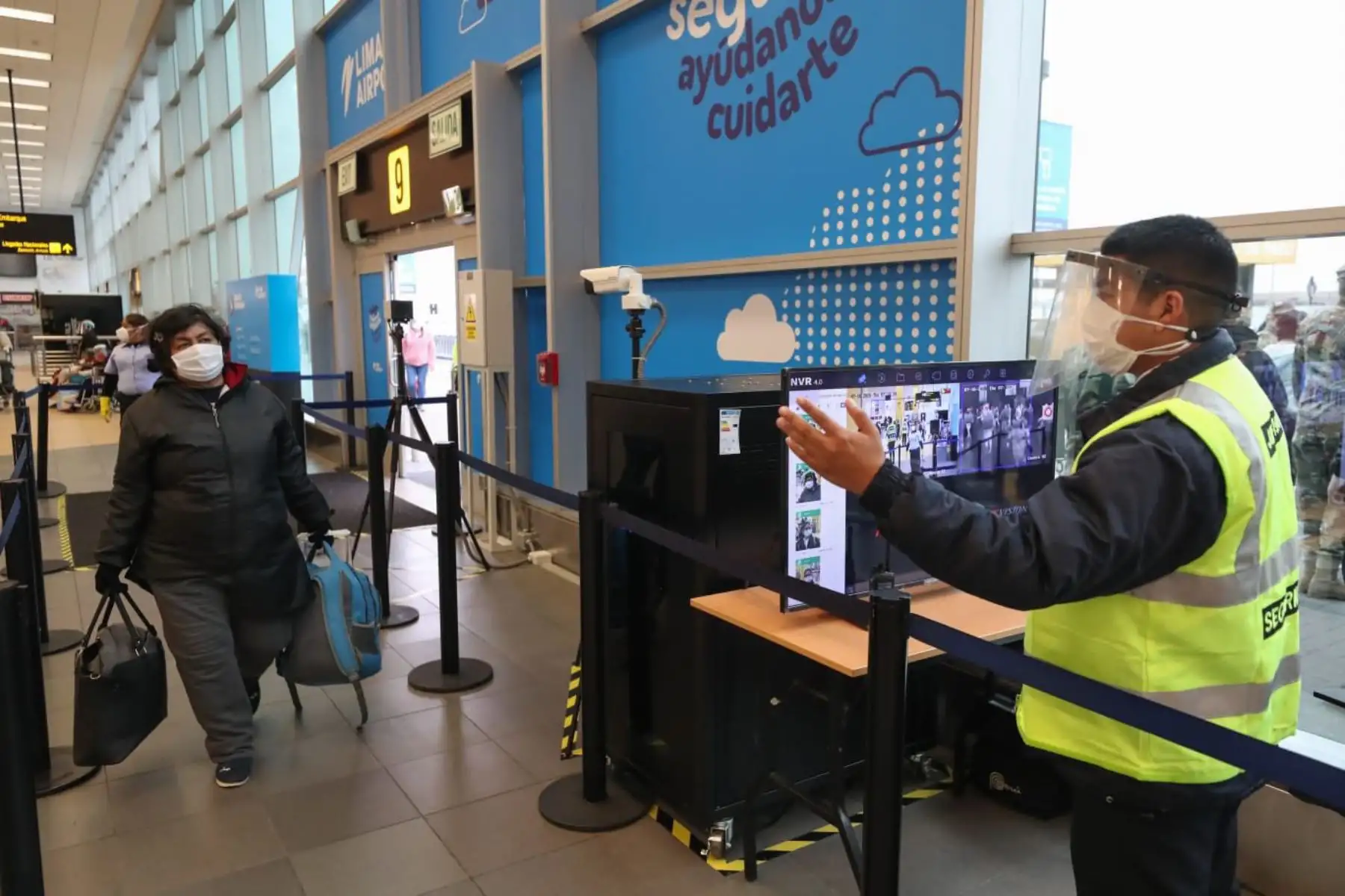 Operativo de control de las Fuerzas Armadas y Policía Nacional en el terminal aéreo a las medidas de bioseguridad de los viajeros, manifestó que en este reinicio de las operaciones de los vuelos a las regiones menos afectadas por la pandemia, se busca evitar aglomeraciones de personas. Foto : MINDEF
