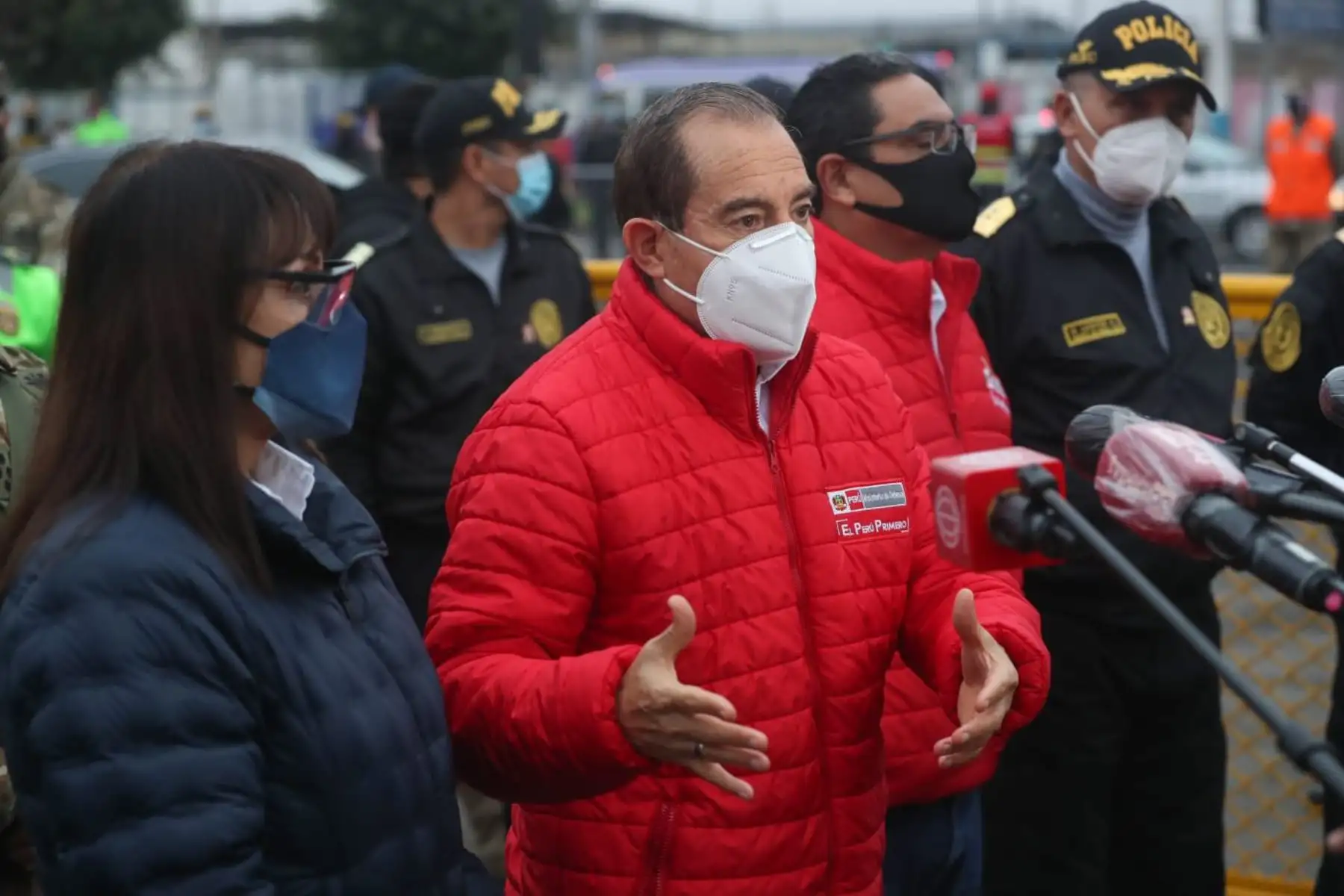 Ministro de Defensa, junto al titular del Ministerio de Interior, presidenta de la ATU y el jefe del CCFFAA, supervisa el operativo de las FF.AA. y la Policía nacional para verificar el cumplimiento de las medidas de bioseguridad en el ingreso del aeropuerto Jorge Chávez.
Foto: ANDINA/@MindefPeru.