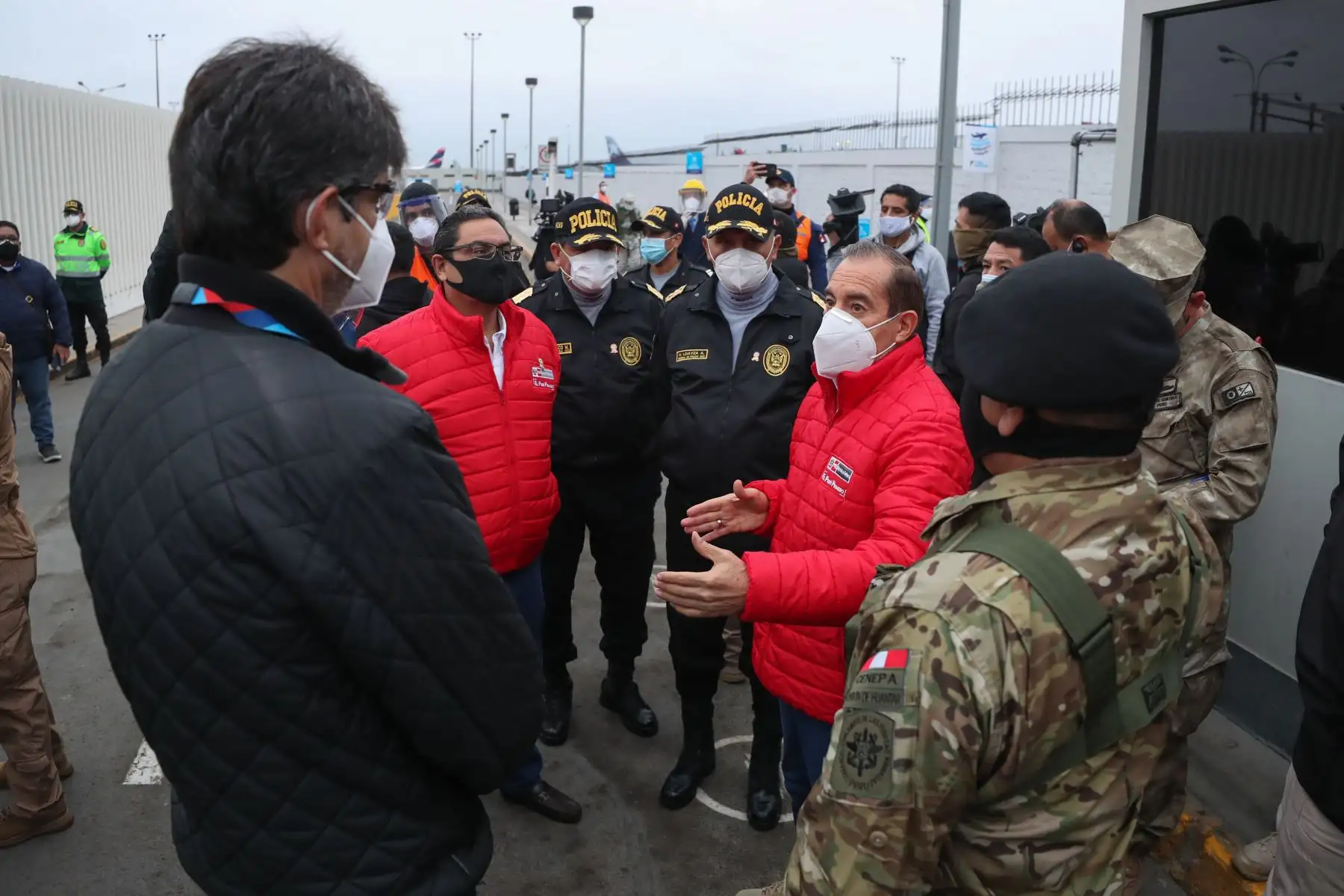 Operativo de control de las Fuerzas Armadas y Policía Nacional en el terminal aéreo a las medidas de bioseguridad de los viajeros, manifestó que en este reinicio de las operaciones de los vuelos a las regiones menos afectadas por la pandemia, se busca evitar aglomeraciones de personas. Foto : MINDEF