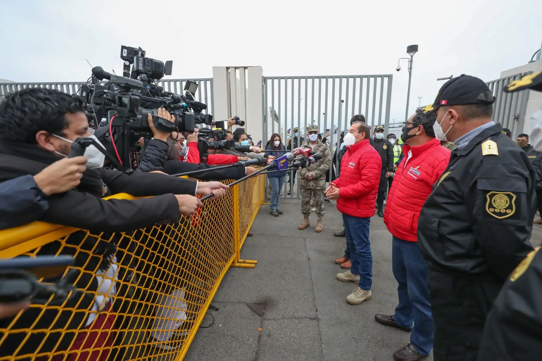 Operativo de control de las Fuerzas Armadas y Policía Nacional en el terminal aéreo a las medidas de bioseguridad de los viajeros, manifestó que en este reinicio de las operaciones de los vuelos a las regiones menos afectadas por la pandemia, se busca evitar aglomeraciones de personas. Foto : MINDEF