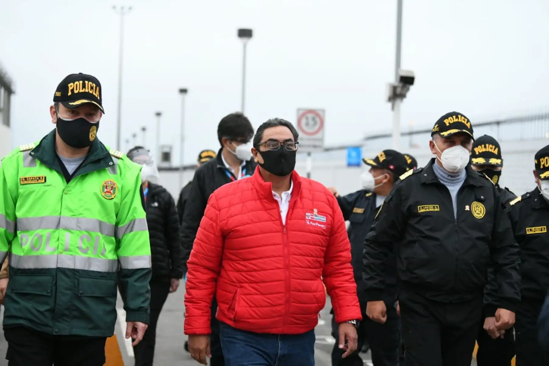 El ministro del Interior, Jorge Montoya, junto al ministro de Defensa, Walter Martos, supervisan operativo de control de las FF. AA. y PNP para controlar las medidas de distanciamiento social y de bioseguridad durante el ingreso al aeropuerto internacional Jorge Chávez, en el Callao. Foto: ANDINA/Mininter