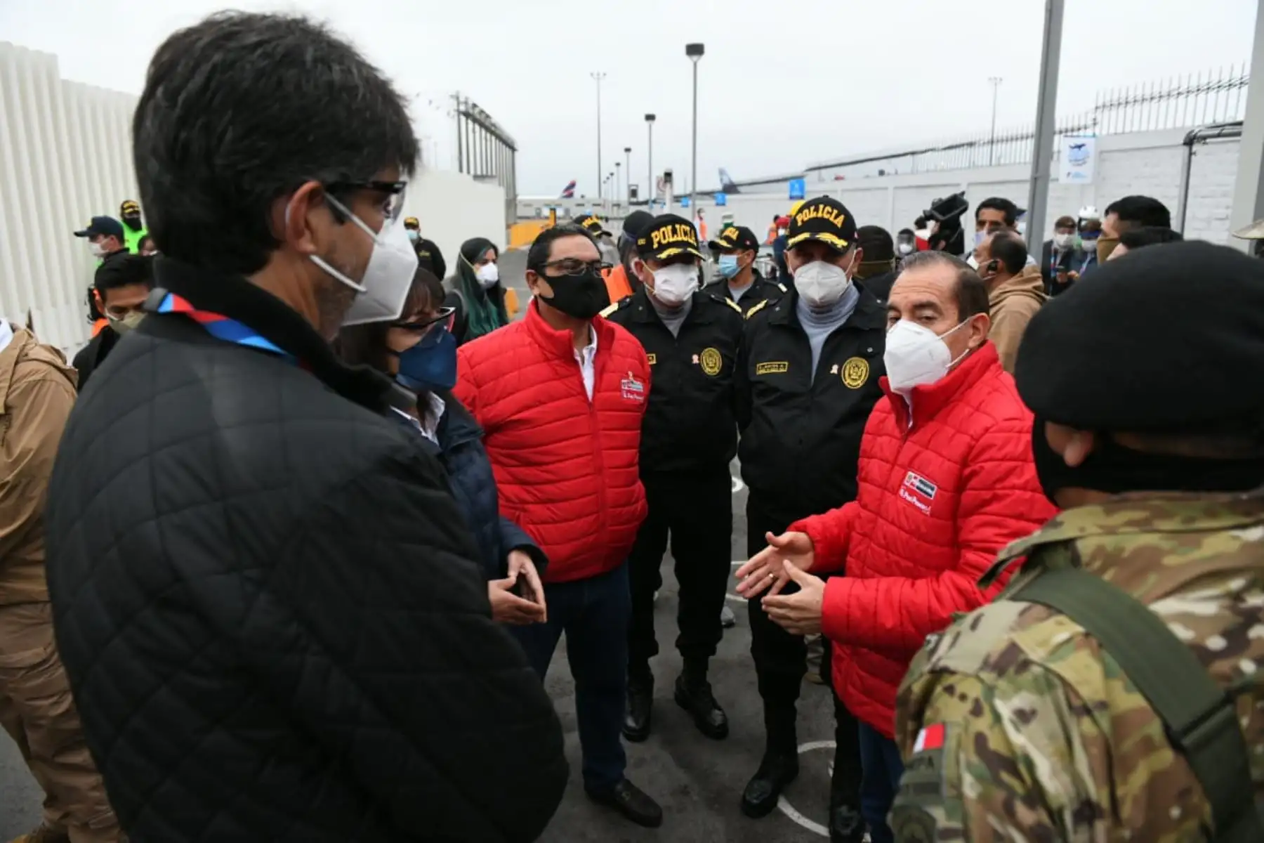 El ministro del Interior, Jorge Montoya, junto al ministro de Defensa, Walter Martos, supervisan operativo de control de las FF. AA. y PNP para controlar las medidas de distanciamiento social y de bioseguridad durante el ingreso al aeropuerto internacional Jorge Chávez, en el Callao. Foto: ANDINA/Mininter