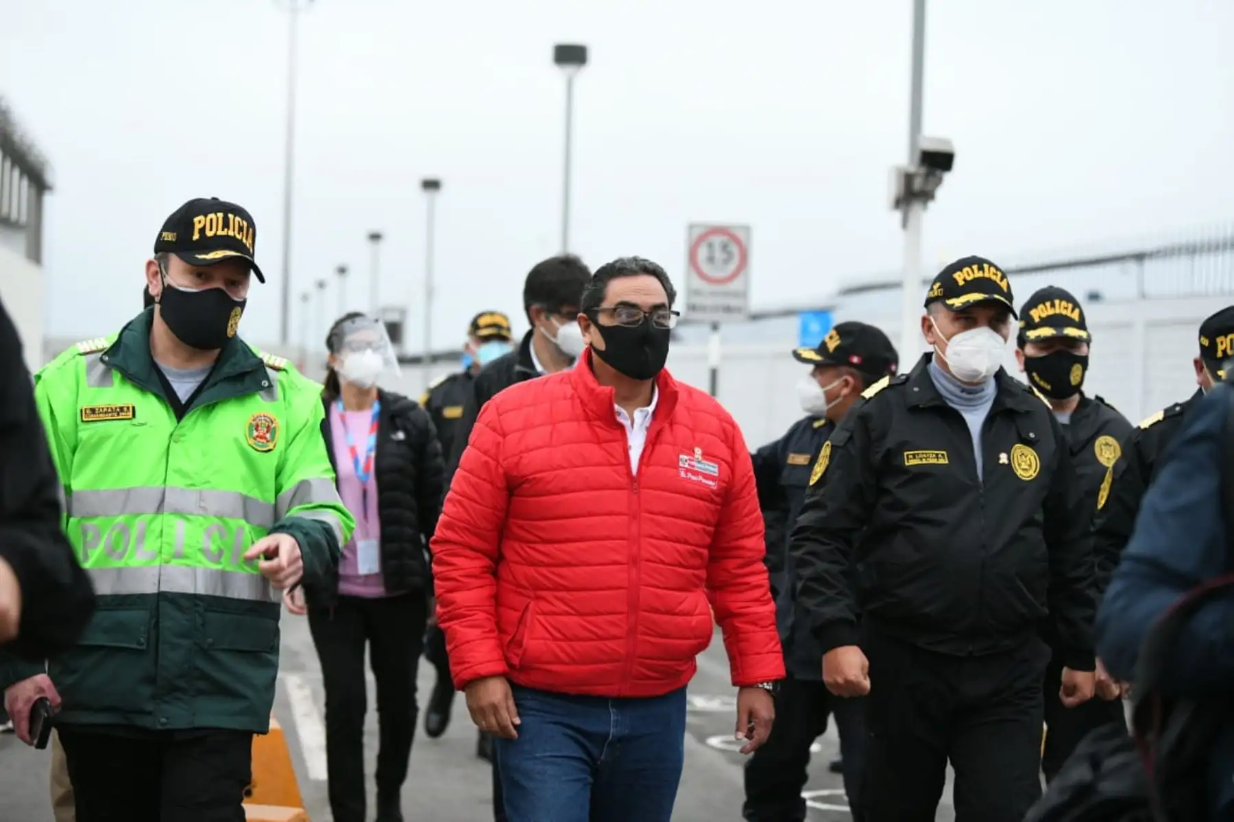 El ministro del Interior, Jorge Montoya, junto al ministro de Defensa, Walter Martos, supervisan operativo de control de las FF. AA. y PNP para controlar las medidas de distanciamiento social y de bioseguridad durante el ingreso al aeropuerto internacional Jorge Chávez, en el Callao. Foto: ANDINA/Mininter