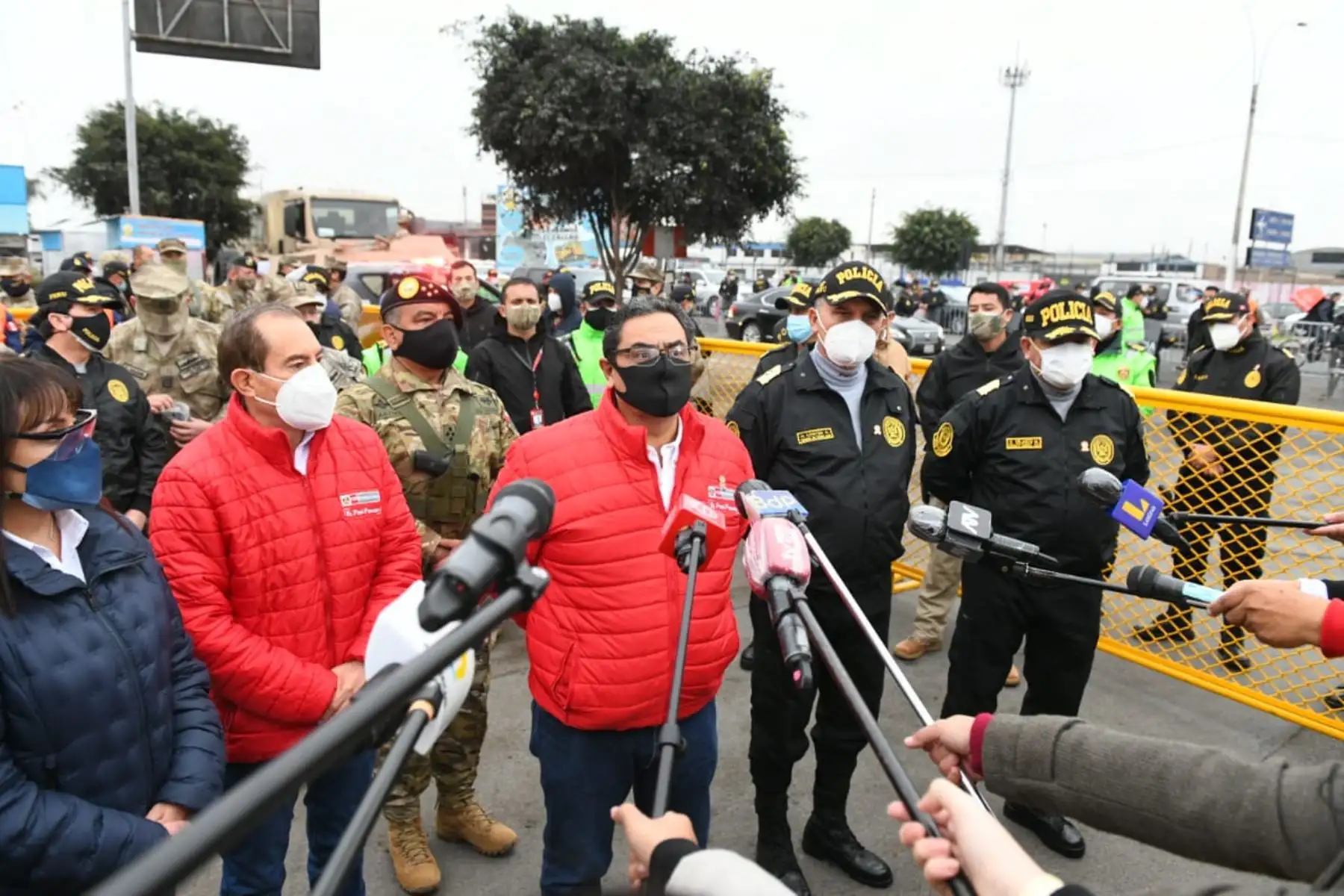 El ministro del Interior, Jorge Montoya, junto al ministro de Defensa, Walter Martos, supervisan operativo de control de las FF. AA. y PNP para controlar las medidas de distanciamiento social y de bioseguridad durante el ingreso al aeropuerto internacional Jorge Chávez, en el Callao. Foto: ANDINA/Mininter