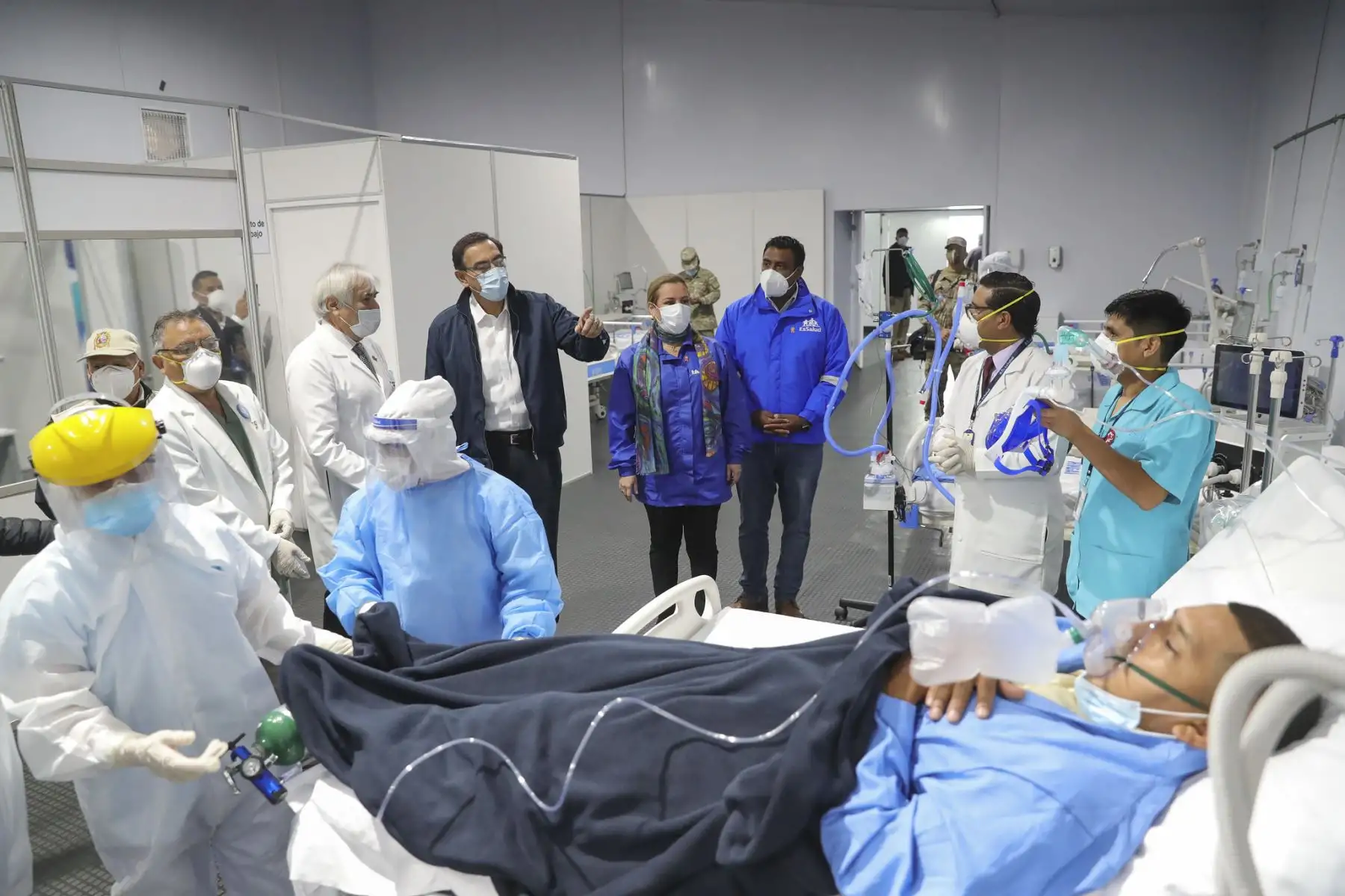 El presidente de la República, Martín Vizcarra, visitó e inauguró la nueva Villa EsSalud San Juan de Lurigancho, destinada para la atención de pacientes Covid-19.
Foto: Presidencia El presidente de la República, Martín Vizcarra, visitó e inauguró la nueva Villa EsSalud San Juan de Lurigancho, destinada para la atención de pacientes Covid-19.
Foto: Presidencia