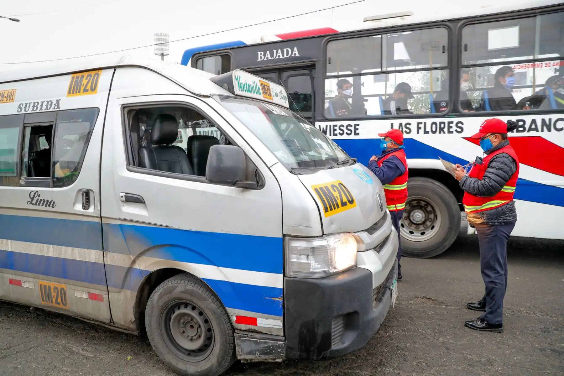 El  equipo de fiscalización de la Autoridad de Transporte Urbano (ATU) se suma a las acciones de control en los exteriores del aeropuerto internacional Jorge Chávez y orienta a transportistas y pasajeros sobre las medidas de seguridad y sanidad que deben cumplir para evitar contagios por Covid-19. Foto: ANDINA/ATU