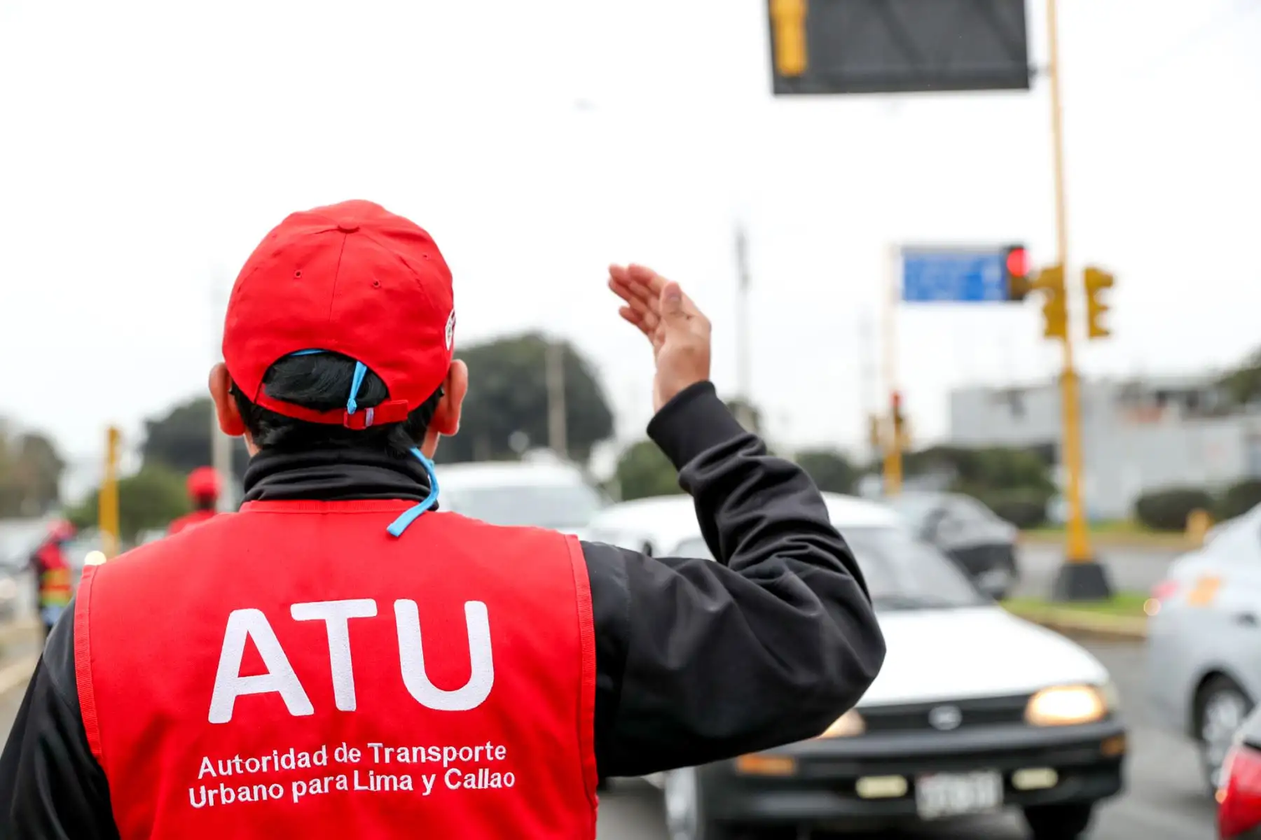 El  equipo de fiscalización de la Autoridad de Transporte Urbano (ATU) se suma a las acciones de control en los exteriores del aeropuerto internacional Jorge Chávez y orienta a transportistas y pasajeros sobre las medidas de seguridad y sanidad que deben cumplir para evitar contagios por Covid-19. Foto: ANDINA/ATU