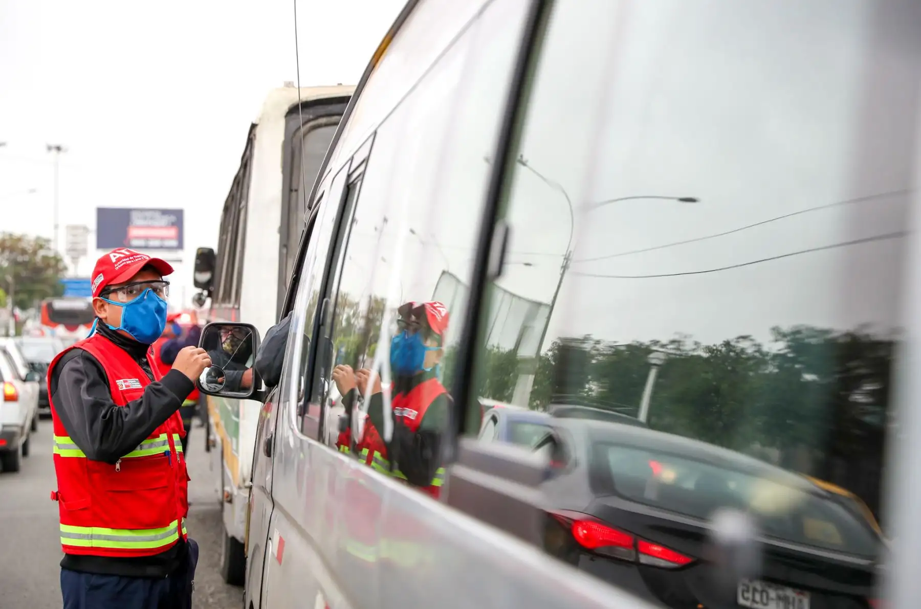 El  equipo de fiscalización de la Autoridad de Transporte Urbano (ATU) se suma a las acciones de control en los exteriores del aeropuerto internacional Jorge Chávez y orienta a transportistas y pasajeros sobre las medidas de seguridad y sanidad que deben cumplir para evitar contagios por Covid-19. Foto: ANDINA/ATU
