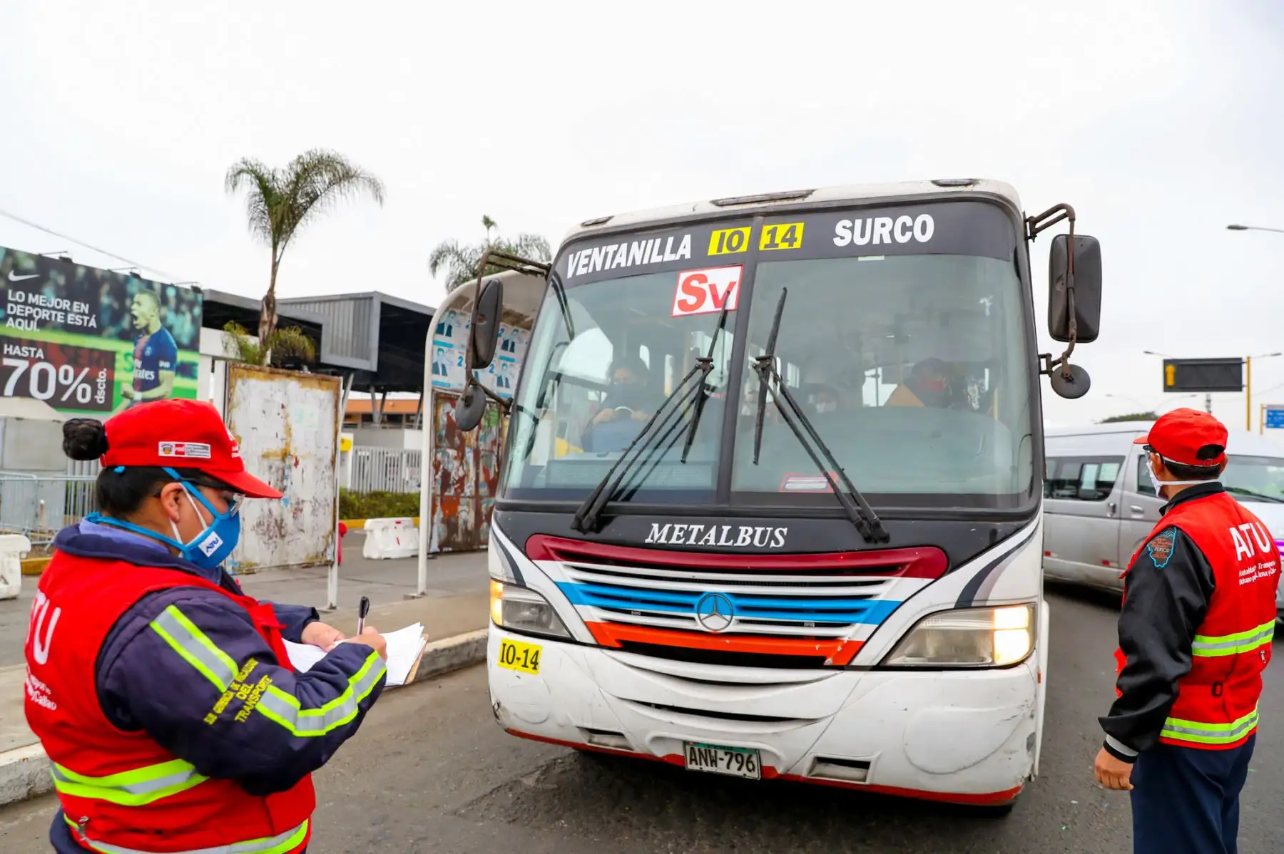 El  equipo de fiscalización de la Autoridad de Transporte Urbano (ATU) se suma a las acciones de control en los exteriores del aeropuerto internacional Jorge Chávez y orienta a transportistas y pasajeros sobre las medidas de seguridad y sanidad que deben cumplir para evitar contagios por Covid-19. Foto: ANDINA/ATU