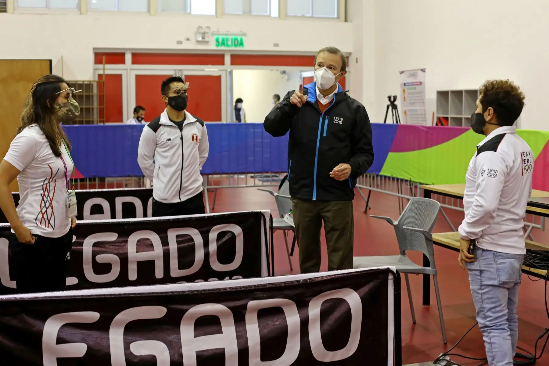 Alberto Valenzuela, director Ejecutivo del Legado 2019 saluda a los deportistas calificados en Tiro en la sede de la Videna. Foto: ANDINA/Lima 2019