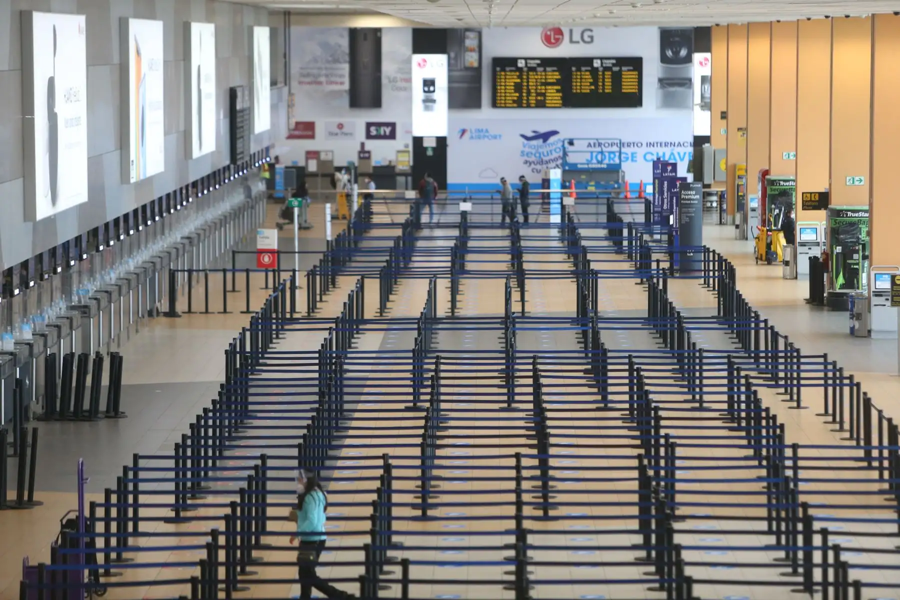 Aeropuerto Jorge Chávez abre sus puertas para vuelos nacionales y presenta los protocolos para pasajeros.

Foto: ANDINA/Jhonel Rodríguez