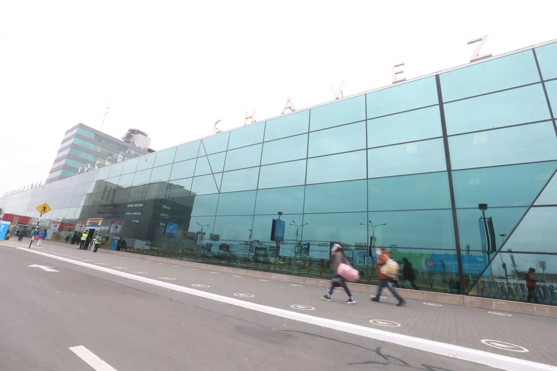 Aeropuerto Jorge Chávez abre sus puertas para vuelos nacionales y presenta los protocolos para pasajeros.

Foto: ANDINA/Jhonel Rodríguez