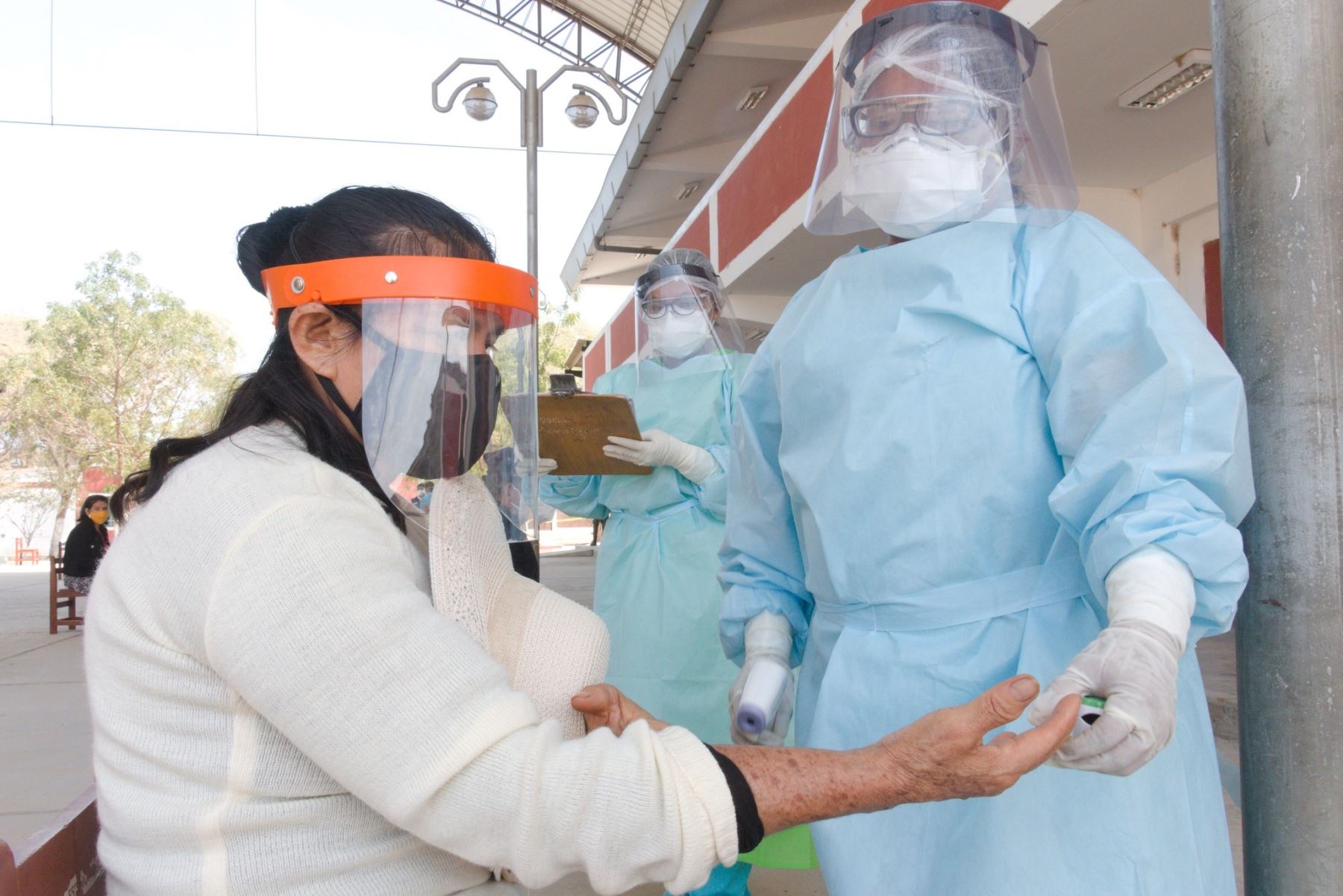 Pobladores de Sullana acceden a centros rápidos de atención para casos covid que implementó el Ministerio de Salud en dicha provincia de Piura para la detección temprana de coronavirus.