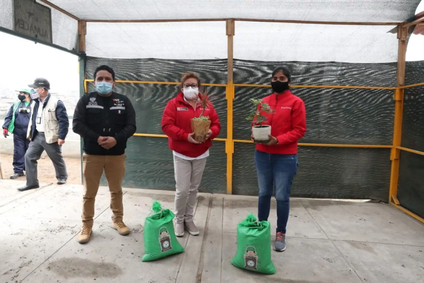 Ministra del Ambiente, Kirla Echegaray  visitó el Centro de Acopio Municipal del programa de segregación en la fuente y recolección selectiva de residuos sólidos de Villa María del Triunfo.
Foto: Ministerio del Ambiente