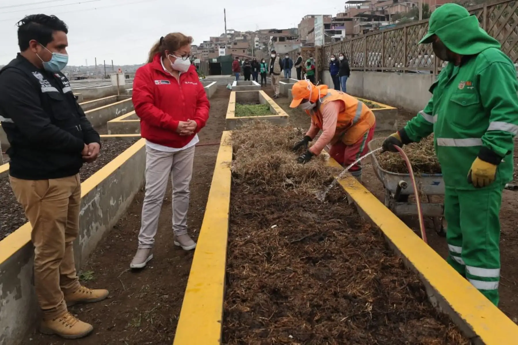 Ministra del Ambiente, Kirla Echegaray  visitó el Centro de Acopio Municipal del programa de segregación en la fuente y recolección selectiva de residuos sólidos de Villa María del Triunfo.
Foto: Ministerio del Ambiente