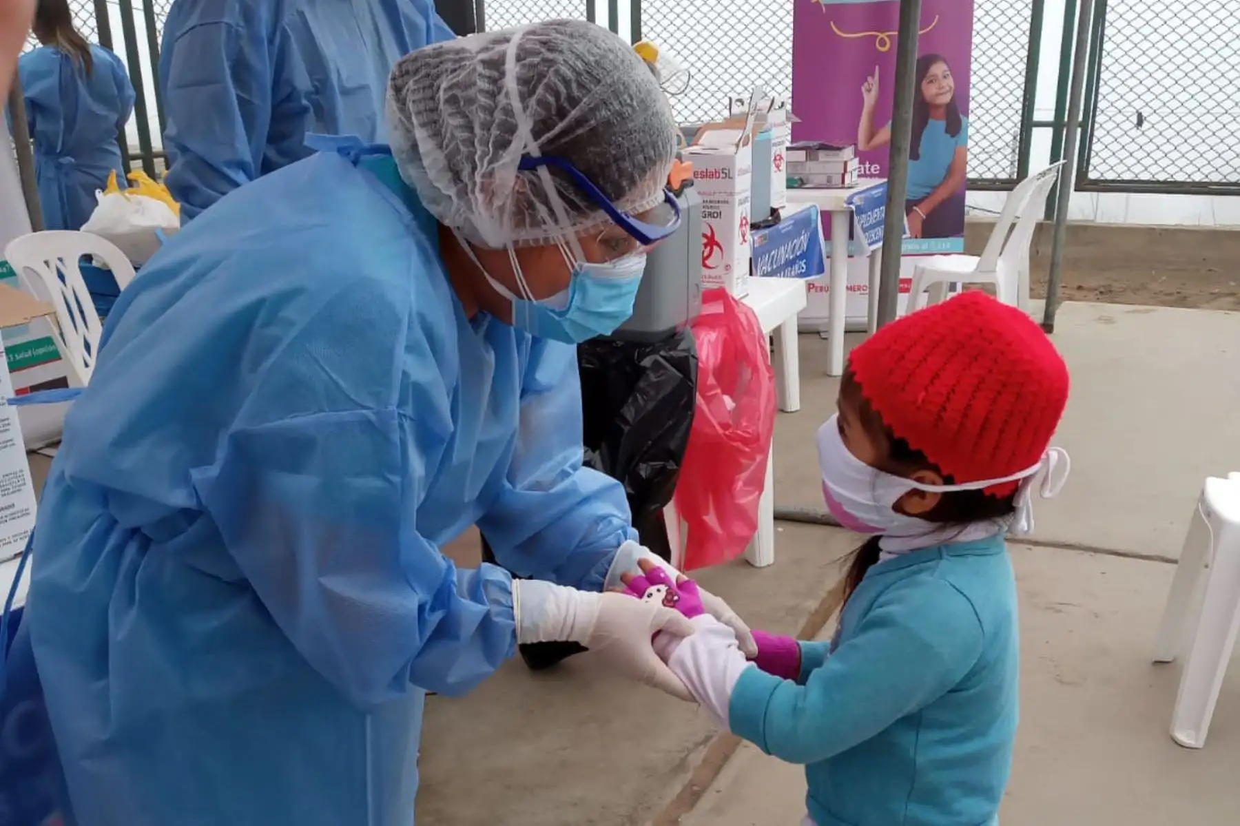 Equipos del Minsa brindan vacunación contra la influenza y neumococo a más de 500 personas en la zona de Lomas de Zapallal en Puente Piedra. Además, realizaron tamizaje de anemia y entrega de suplementos para niños.
Foto: Minsa