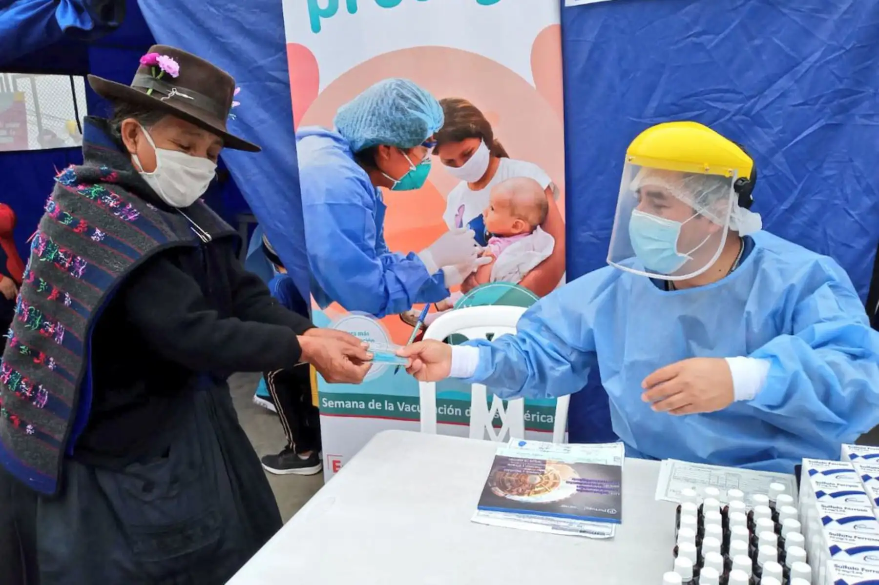 Equipos del Minsa brindan vacunación contra la influenza y neumococo a más de 500 personas en la zona de Lomas de Zapallal en Puente Piedra. Además, realizaron tamizaje de anemia y entrega de suplementos para niños.
Foto: Minsa