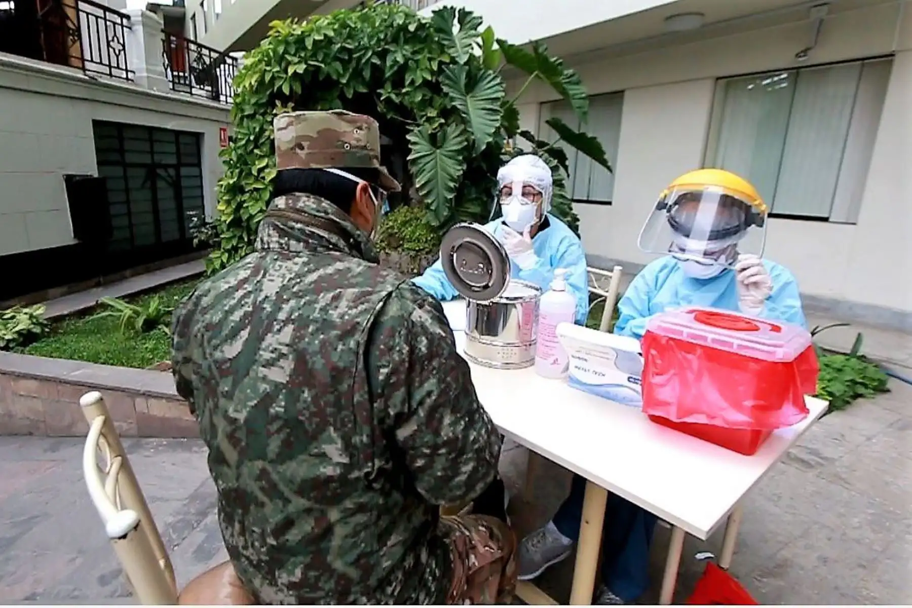Servidores del Fuero Militar Policial se someterán a pruebas rápidas de covid-19.