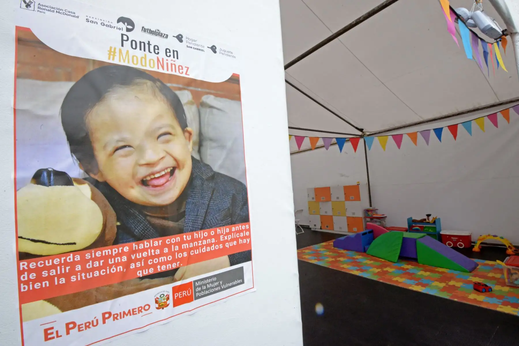 La ministra de la Mujer y Poblaciones Vulnerables, Gloria Montenegro, inaugura la casa albergue temporal “Casa Ronald McDonald", espacio que tiene como finalidad brindar hospedaje, alimentación, soporte emocional,  a los niños, niñas, adolescentes y sus familiares, que vienen del interior del país
Foto: MIMP