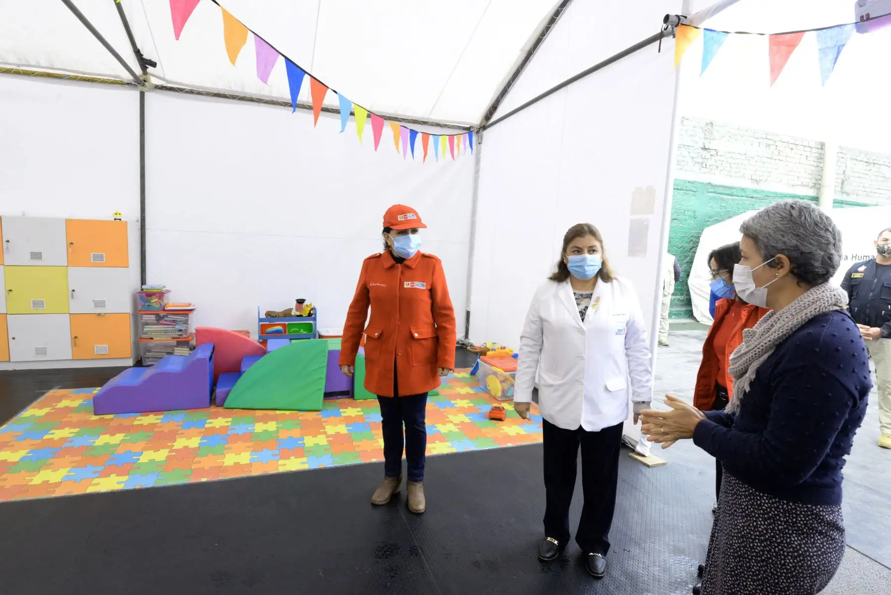 La ministra de la Mujer y Poblaciones Vulnerables, Gloria Montenegro, inaugura la casa albergue temporal “Casa Ronald McDonald", espacio que tiene como finalidad brindar hospedaje, alimentación, soporte emocional,  a los niños, niñas, adolescentes y sus familiares, que vienen del interior del país
Foto: MIMP