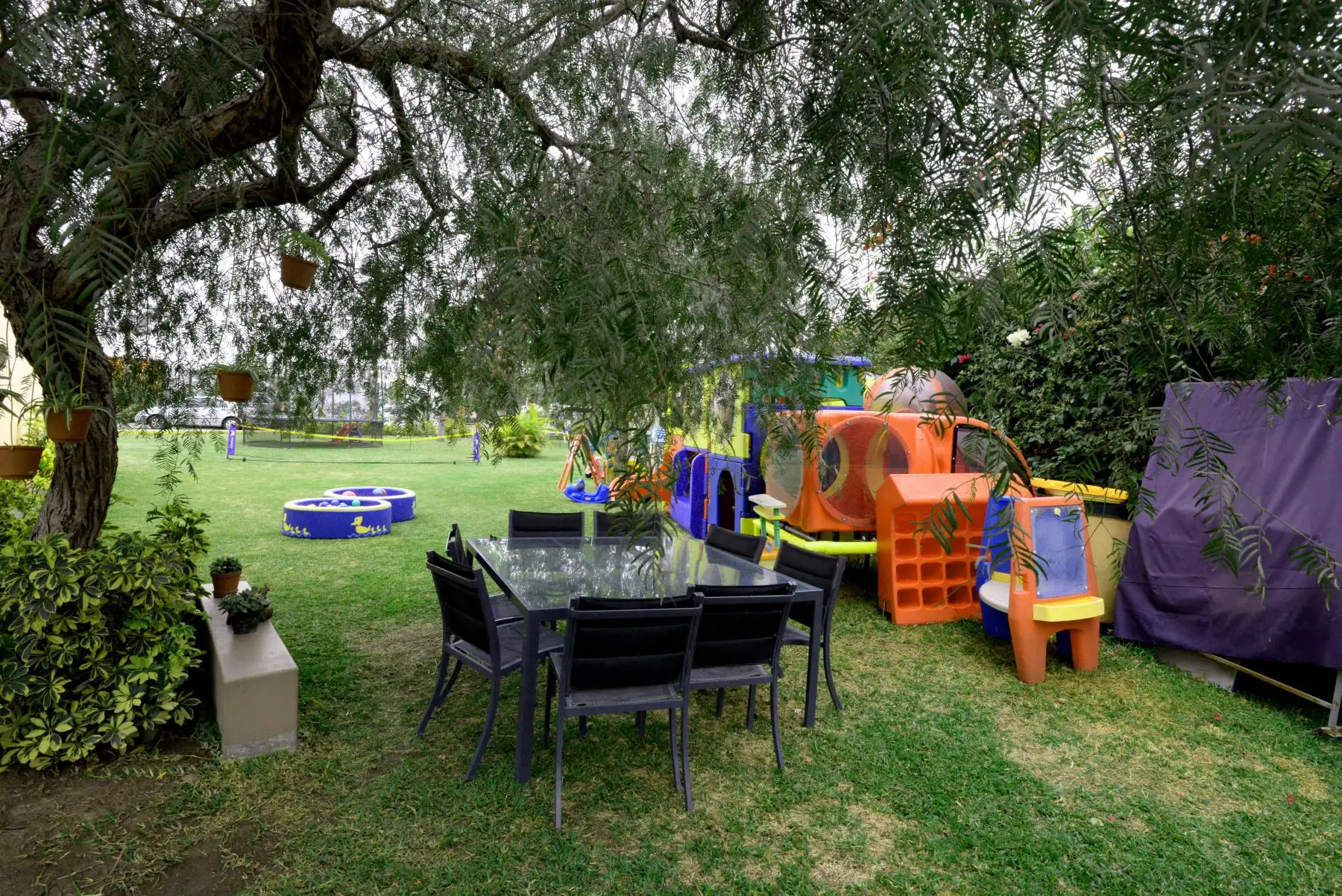 La ministra de la Mujer y Poblaciones Vulnerables, Gloria Montenegro, inaugura la casa albergue temporal “Casa Ronald McDonald", espacio que tiene como finalidad brindar hospedaje, alimentación, soporte emocional,  a los niños, niñas, adolescentes y sus familiares, que vienen del interior del país
Foto: MIMP