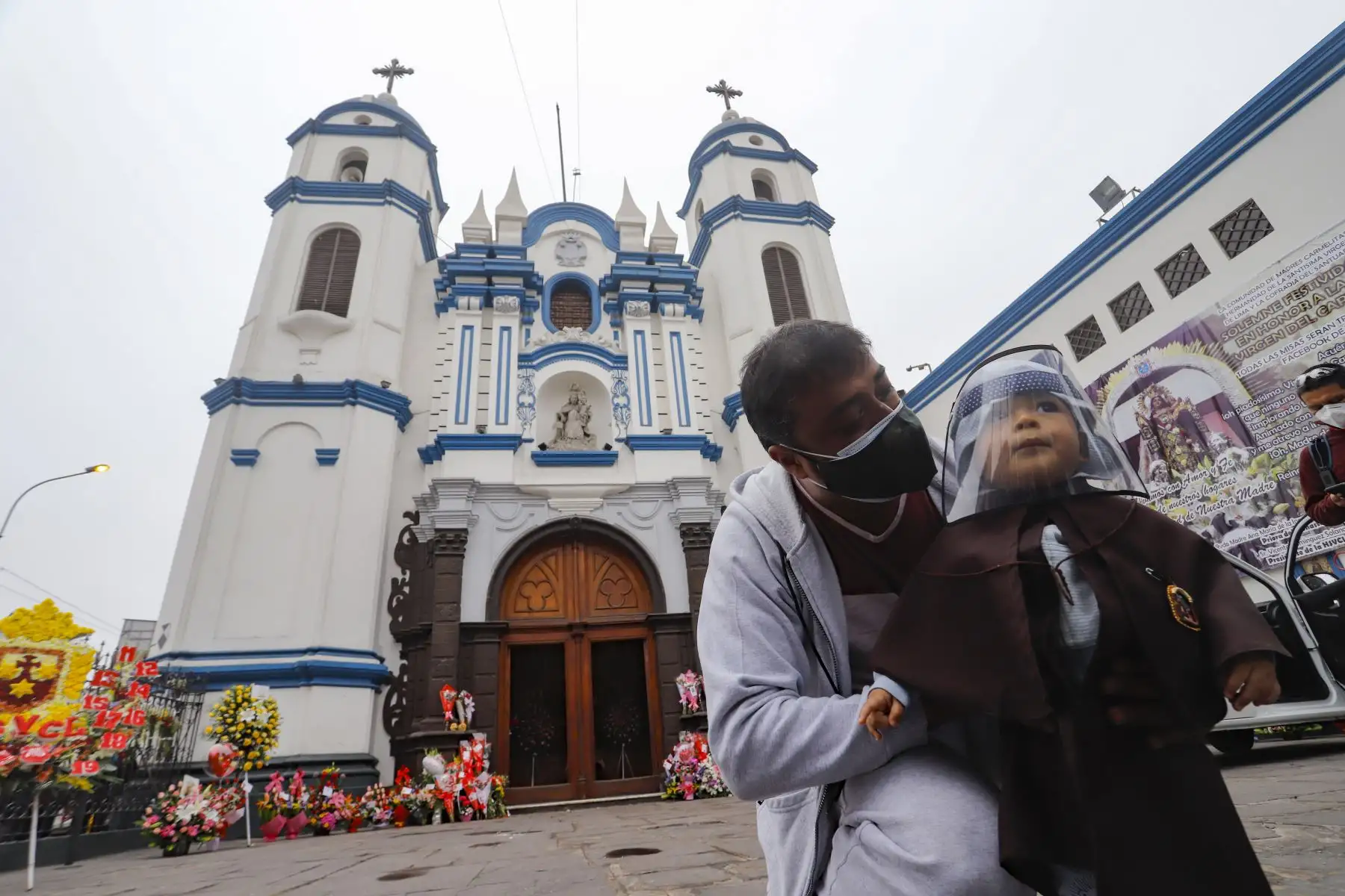 Celebran a puertas cerradas el  día de la Santísima Virgen del Carmen de Lima. Las actividades comenzaron con una misa  en su templo ubicado en Barrios Altos. Posteriormente hizo un recorrido por la ciudad de Lima a bordo de un helicóptero visitando diferentes  instituciones y centros hospitalarios dejando su bendición a los fieles.
Foto: Juan Pablo Azabache